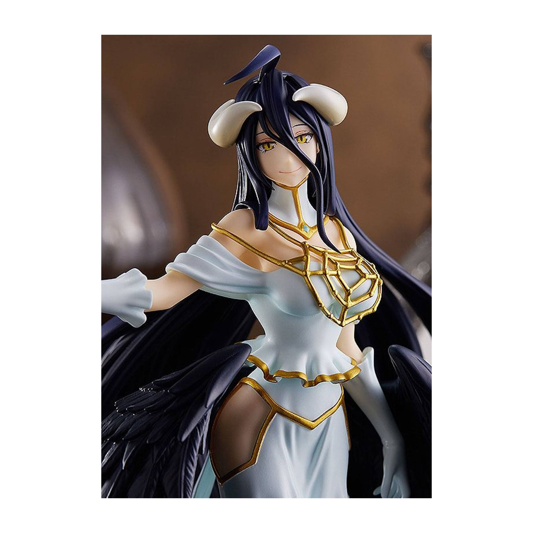 Eine Anime-Figur einer Frau mit langen schwarzen Haaren, weißem Kleid und Engelsflügeln.
