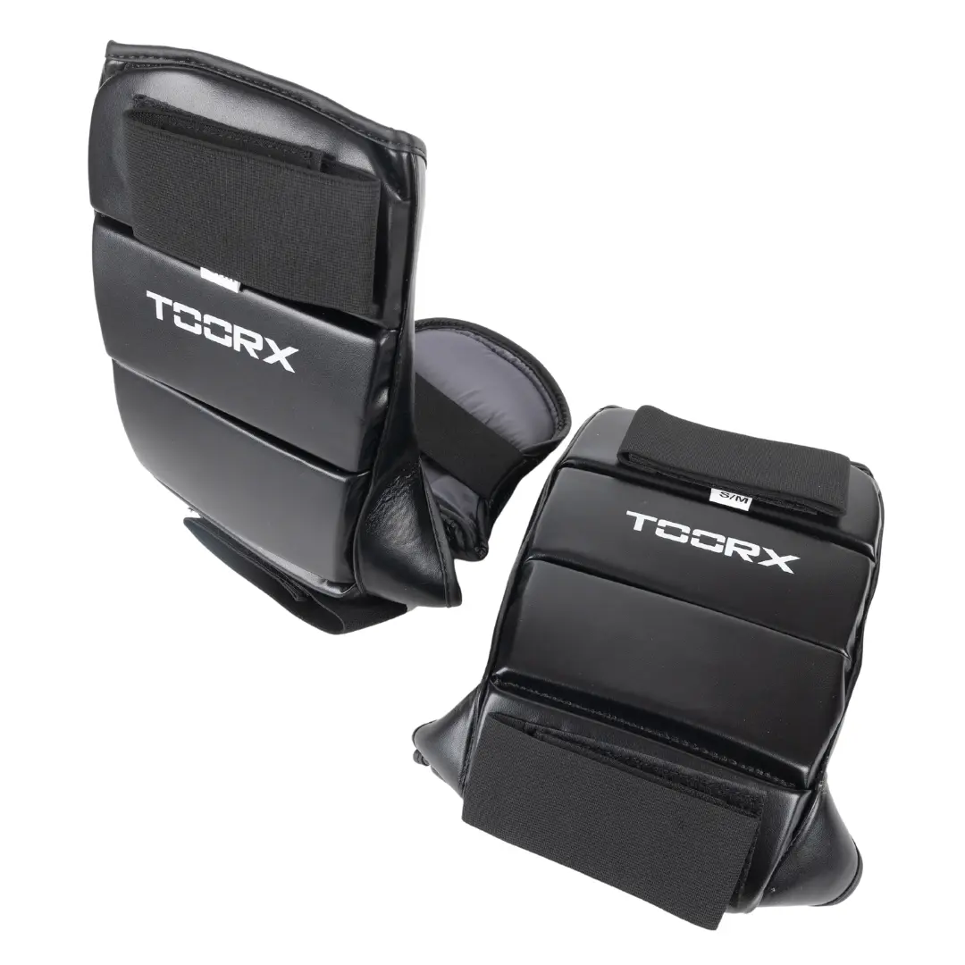 Zwei schwarze Kampfsport-Pads mit dem Text 'TOCRX' darauf. Sie haben schwarze Riemen.