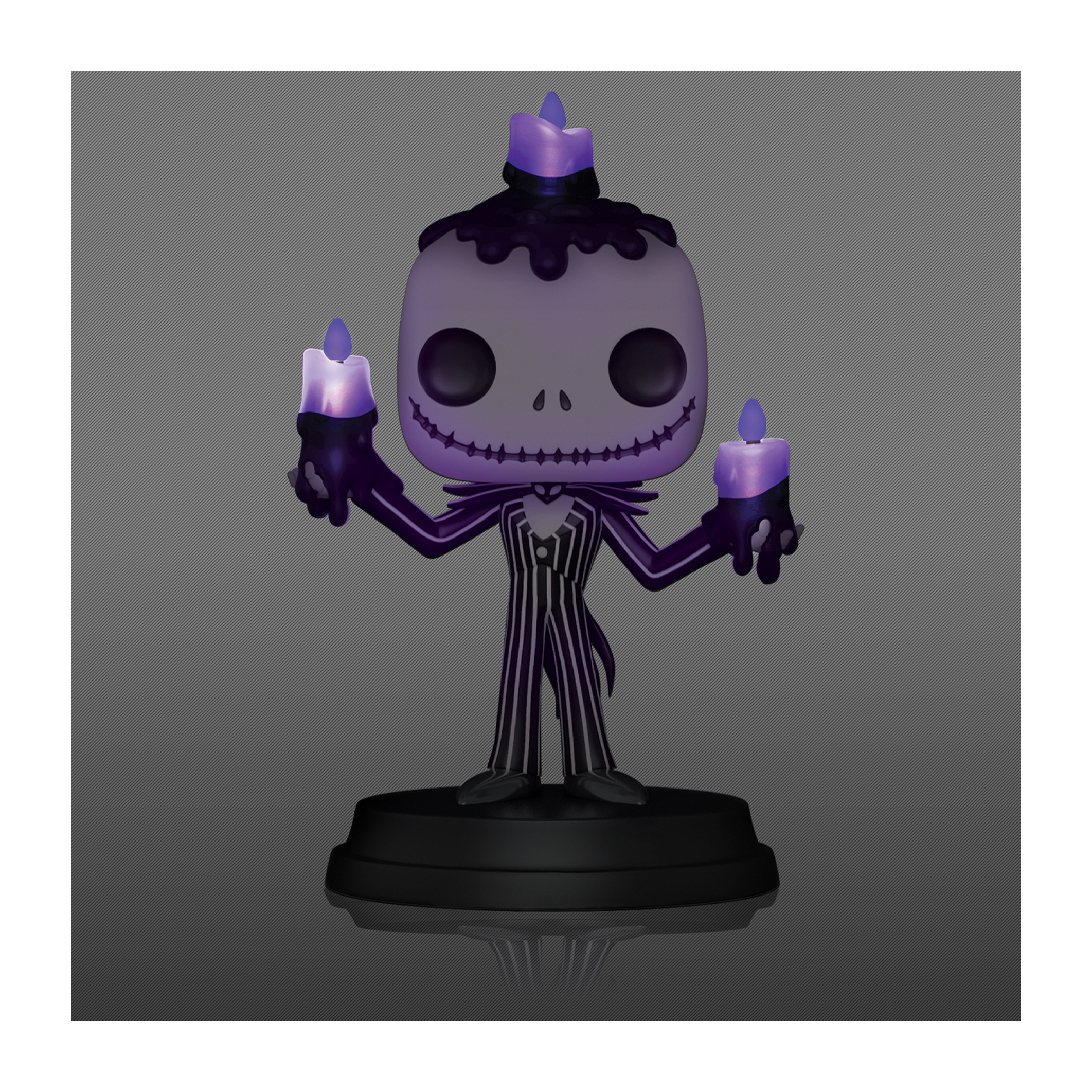 Figura Funko Pop de Jack Skellington. Sostiene velas moradas encendidas y está sobre una base negra.