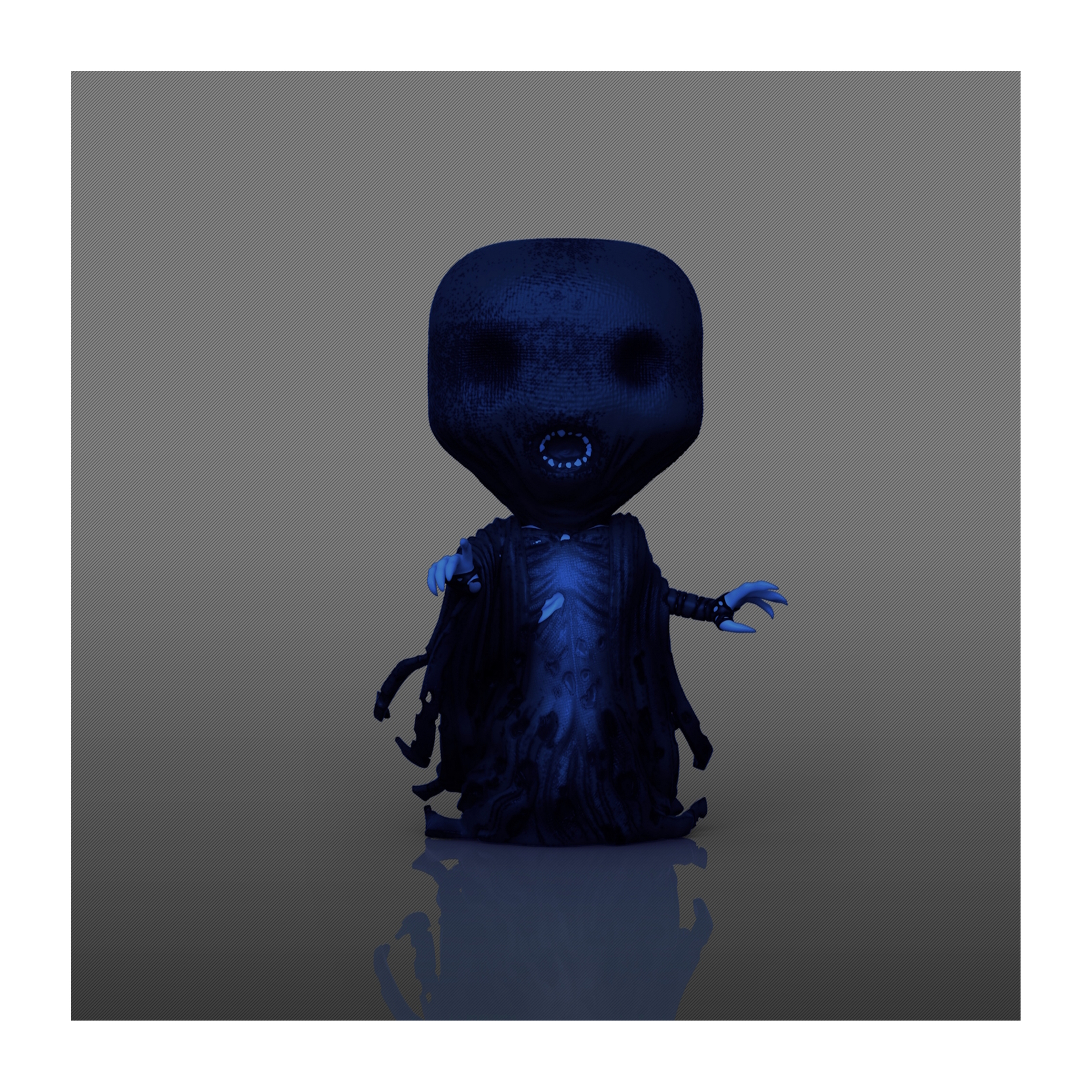 Blau getönte Figur einer Kreatur mit dunkler Robe und leuchtenden Augen. Grauer Hintergrund.