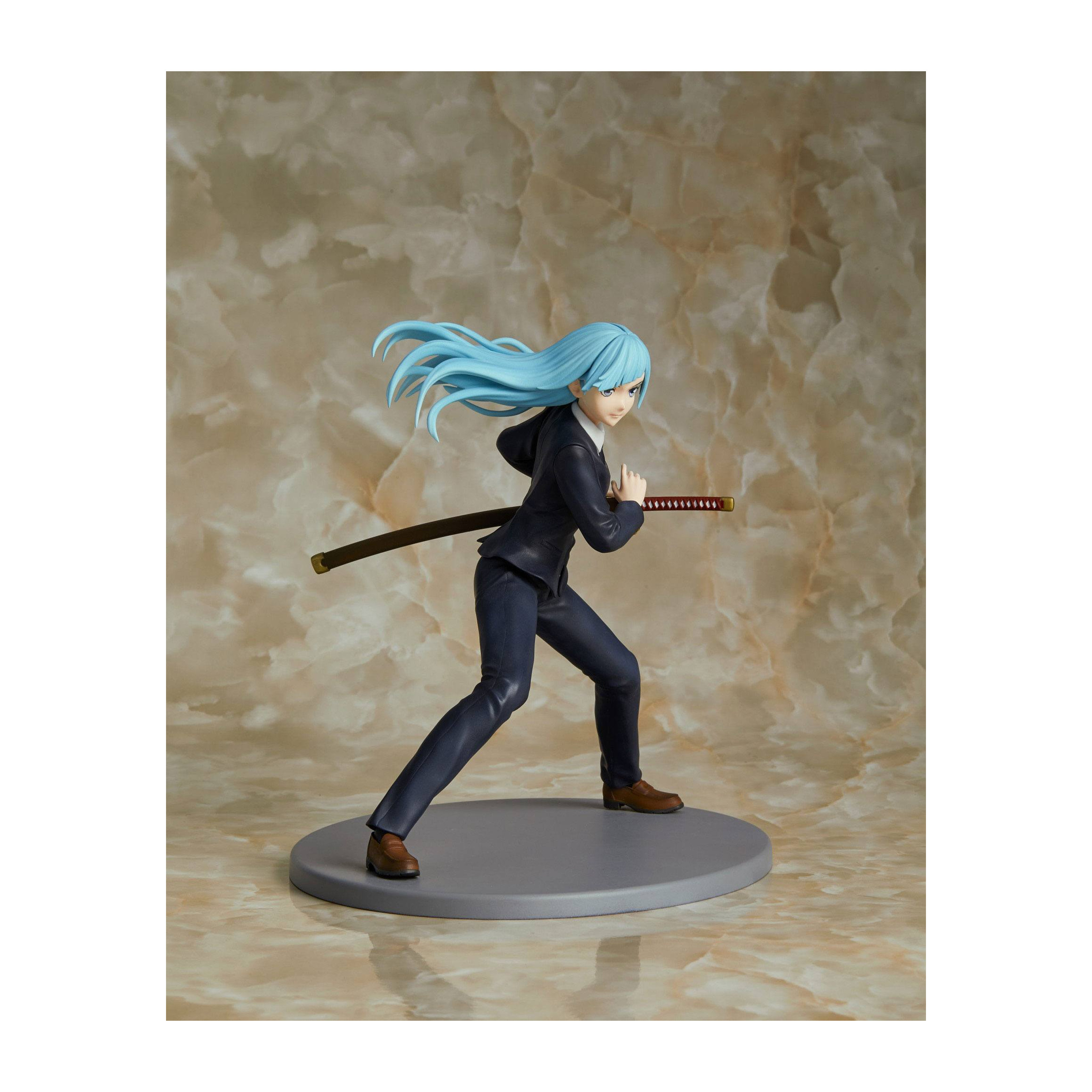 Figura de chica anime con pelo azul, sosteniendo una espada, con traje y zapatos marrones.