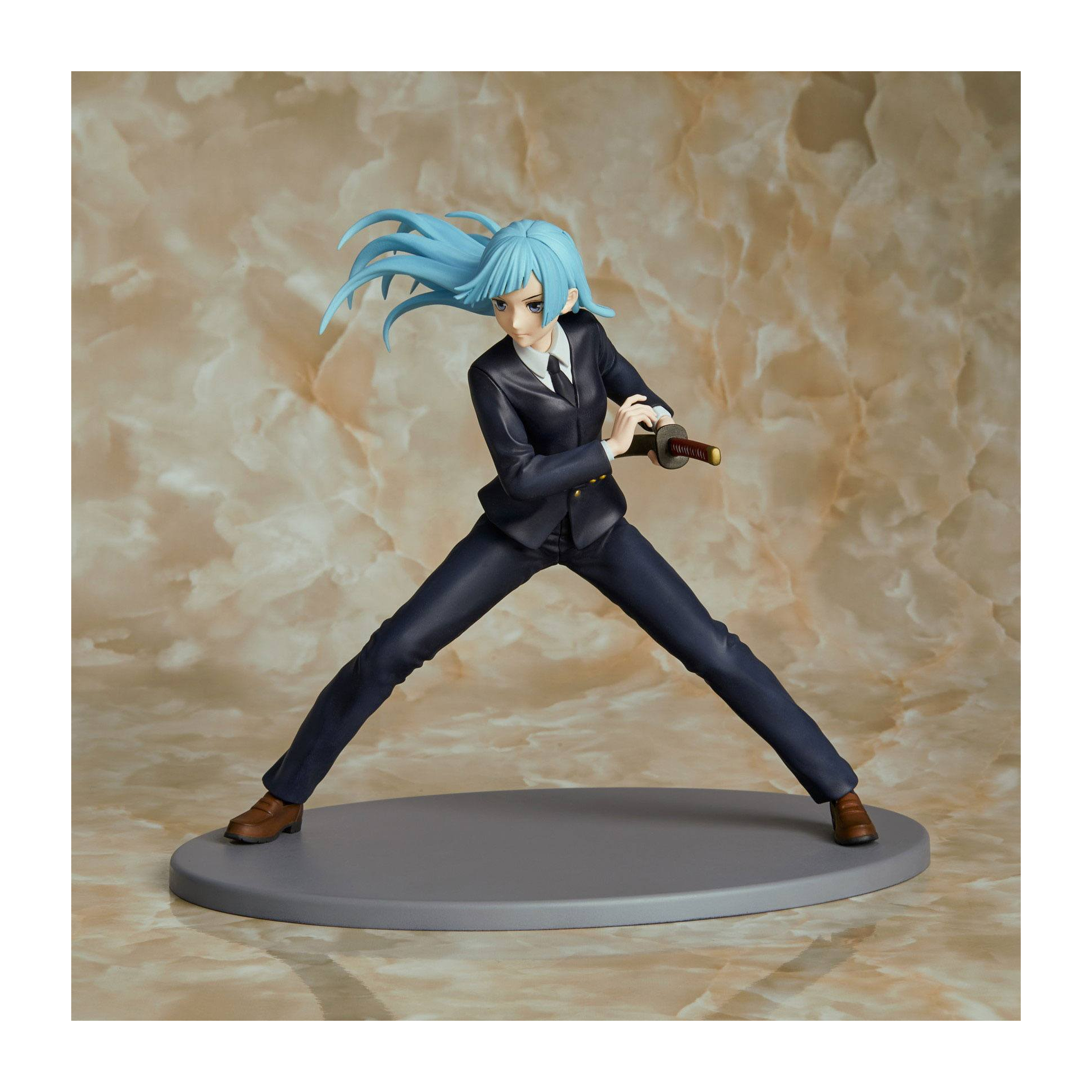 Figura de anime con cabello azul, en traje, sosteniendo una espada, sobre plataforma gris.