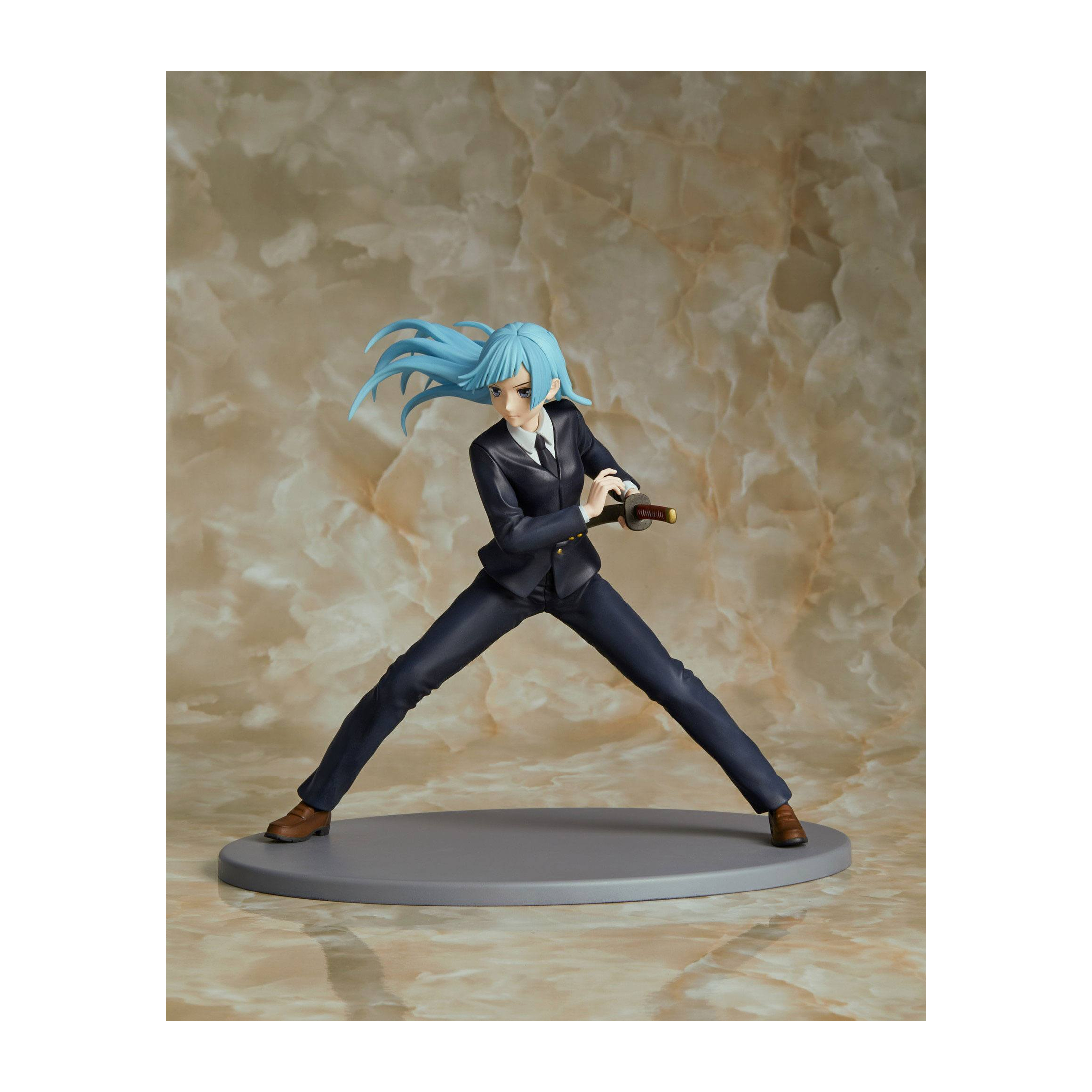 Figura anime, pelo azul, traje negro, sosteniendo una espada, sobre base gris.
