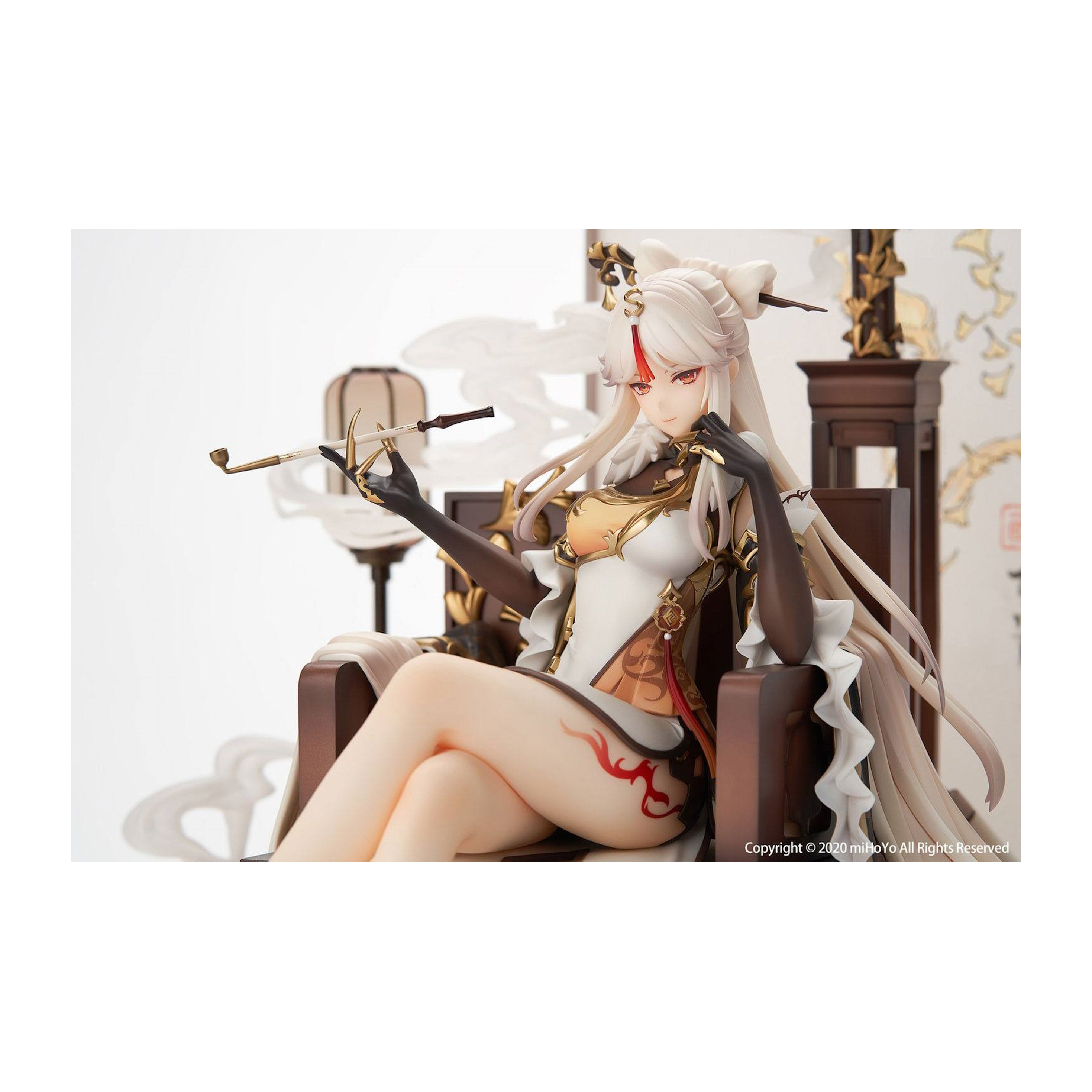 Anime-Figur einer Frau auf einem Stuhl, die eine Pfeife hält, elegante Kleidung.