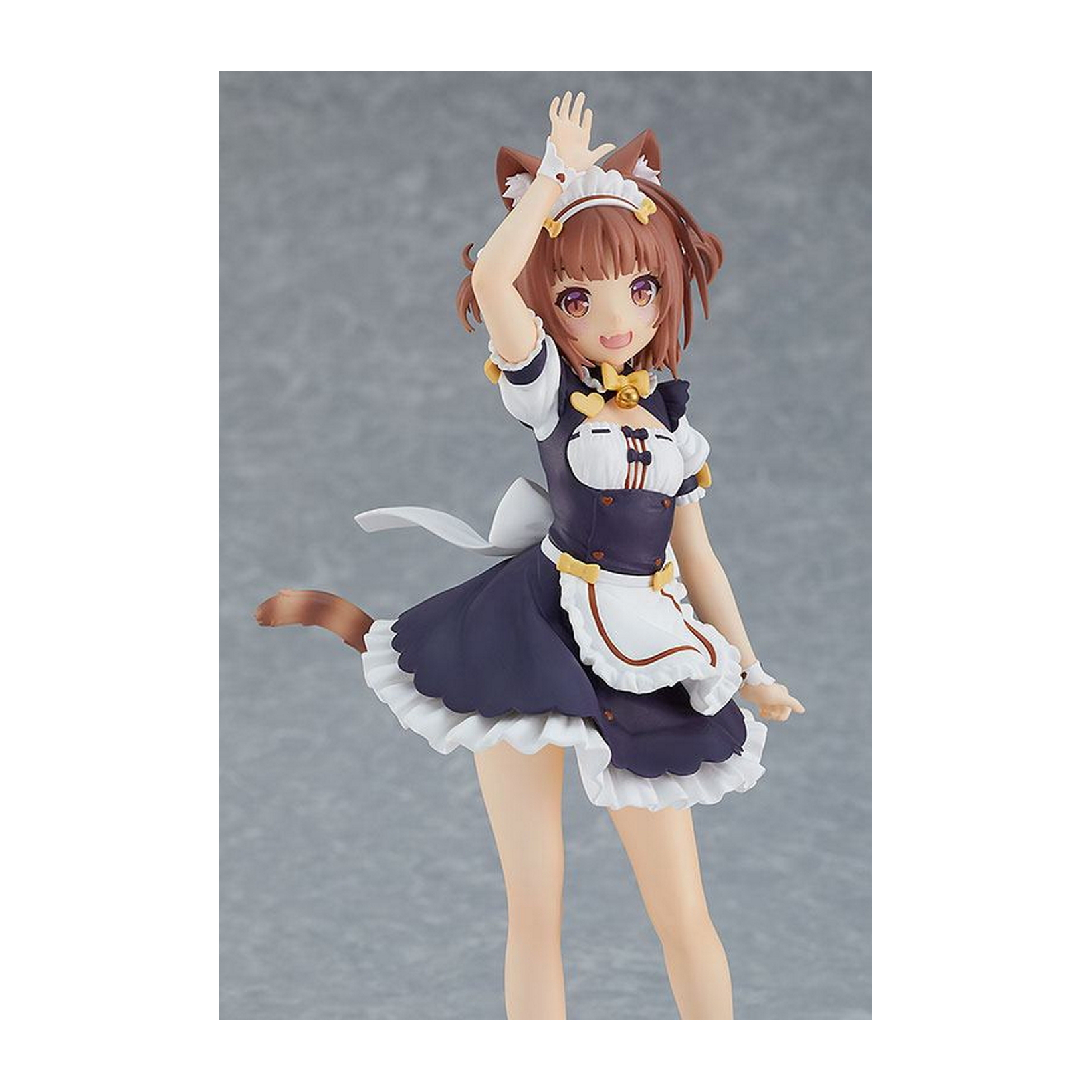 Eine Anime-Figur eines Mädchens in einem Maid-Outfit mit Katzenohren, posierend. Weißer Hintergrund.