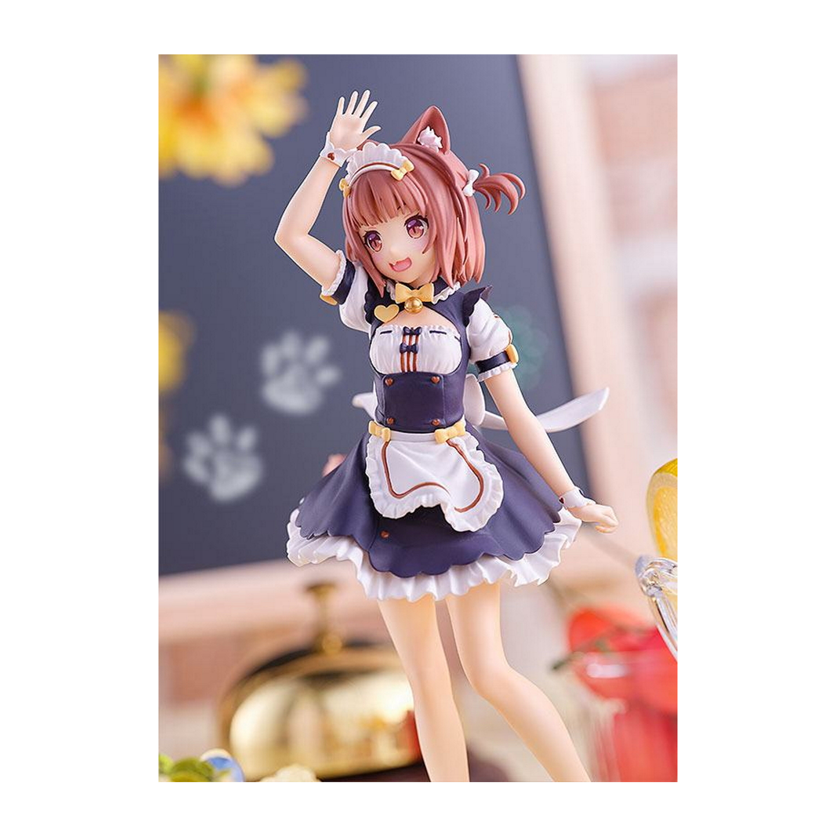 Anime-Figur eines Zimmermädchens mit rosa Haaren, winkend mit einer Hand. Eine Restaurantumgebung mit Pfotenabdrücken.