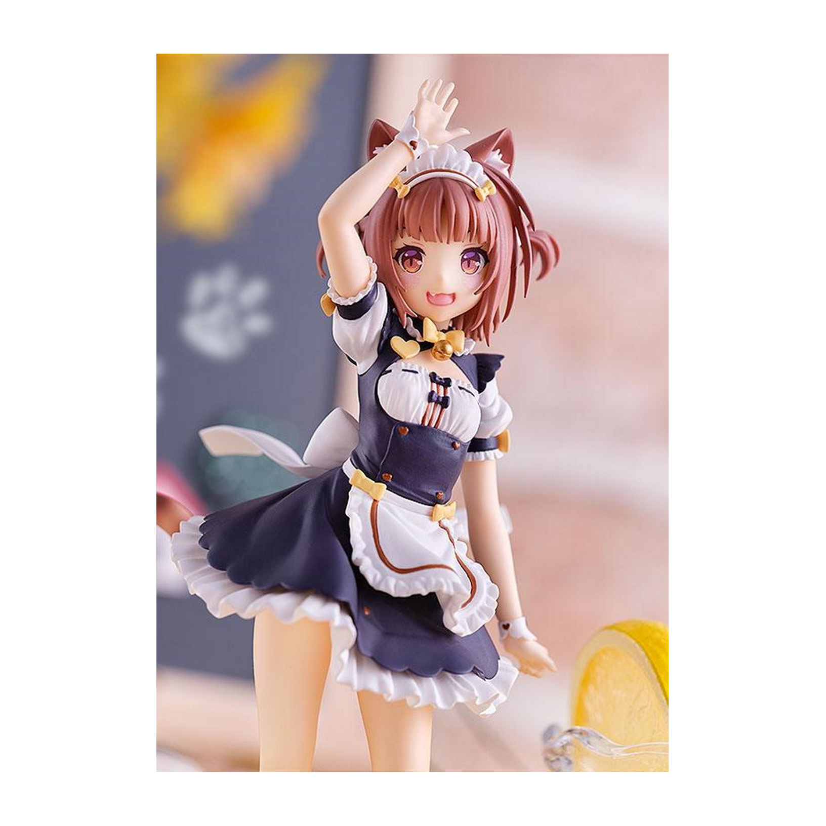 Anime-Figur eines Mädchens in einem Maid-Outfit. Sie hat Katzenohren und hebt die Hand. Eine Zitrone ist sichtbar.