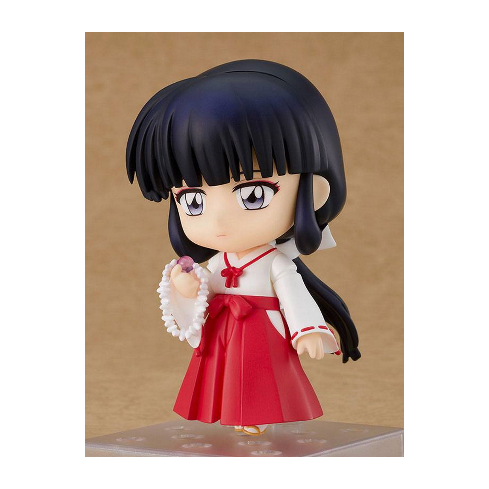 Anime-Figur. Mädchen in weißem Oberteil und rotem Rock. Schwarze Haare, hält eine Perlenkette.