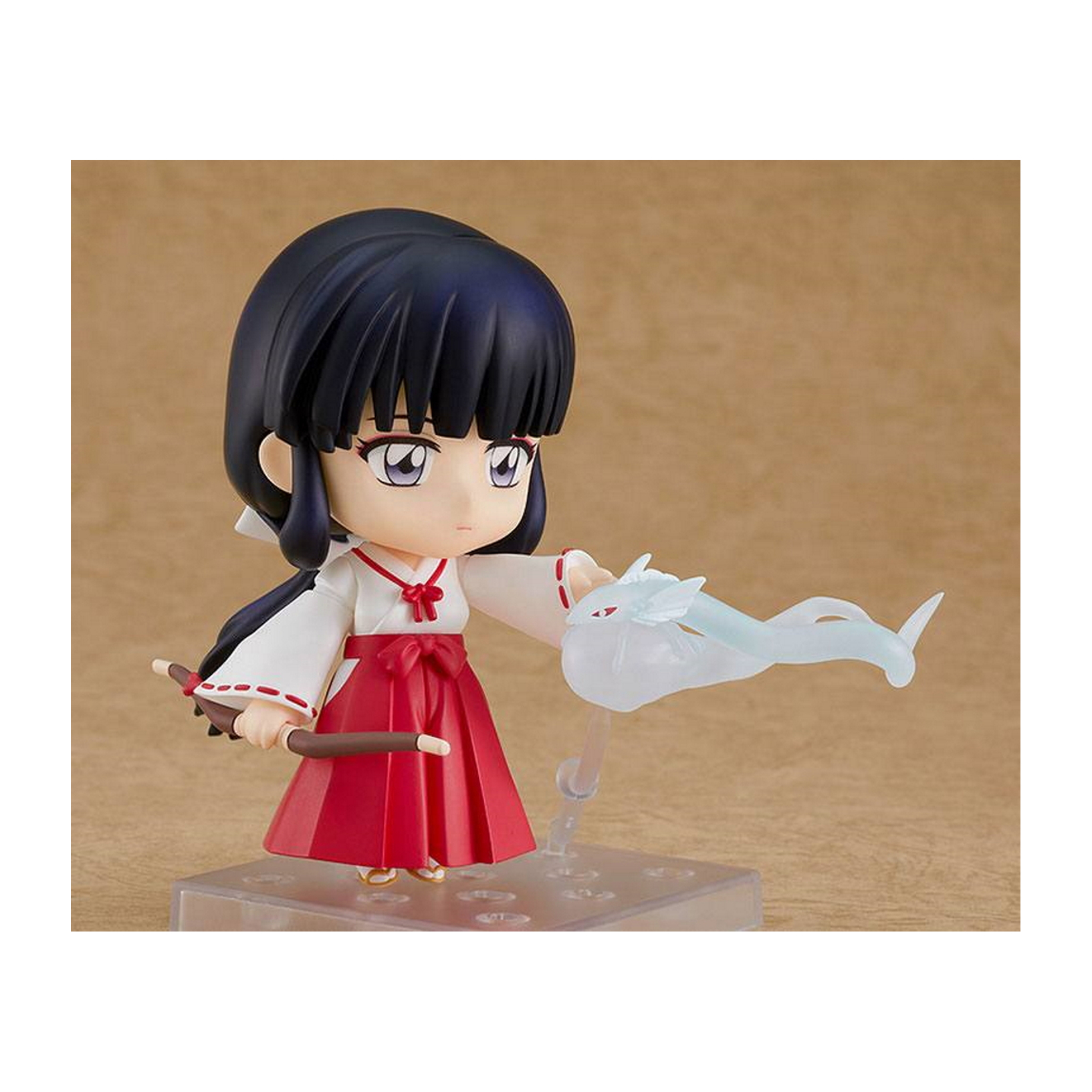 Eine Nendoroid-Figur eines Anime-Mädchens mit schwarzen Haaren und rotem Rock, mit Pfeil und Bogen.