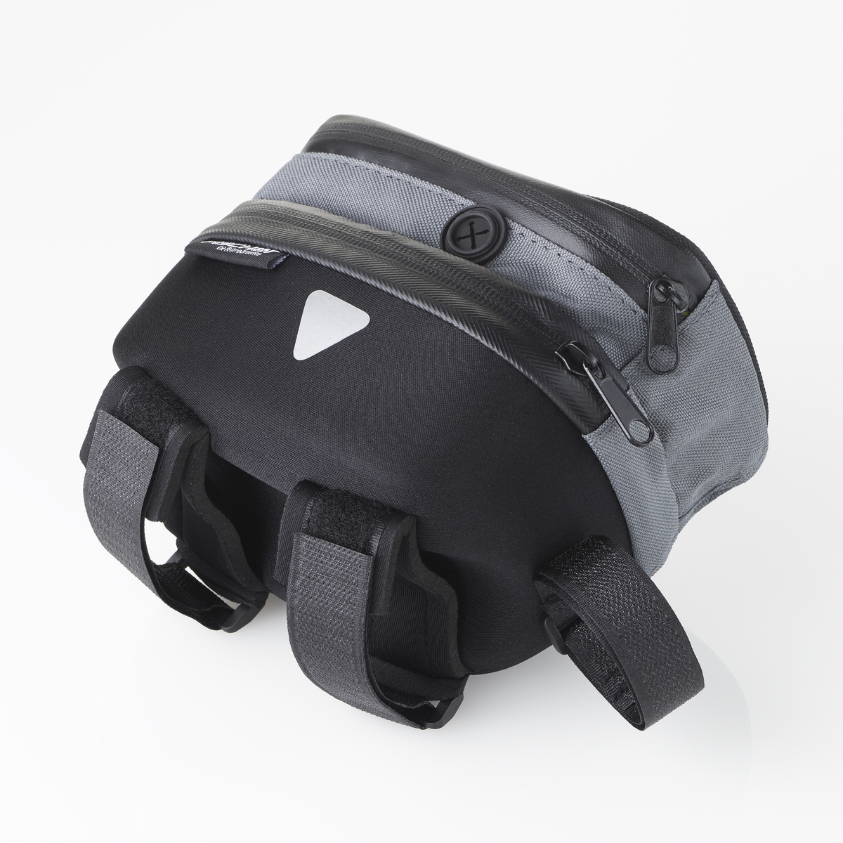 Bolsa de bicicleta negra y gris con correas y cremalleras, fondo blanco.