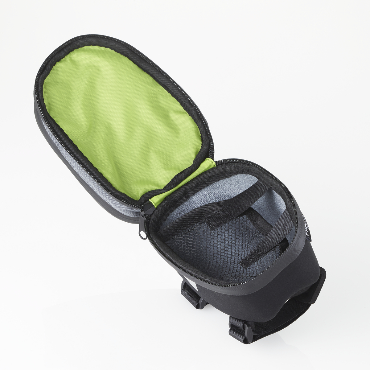 Bolsa de bicicleta negra y gris, abierta con interior verde y pequeños compartimentos.