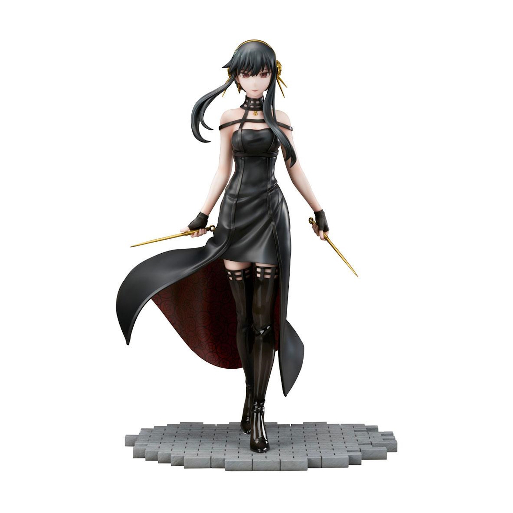 Yor Forger Figur, schwarzes Kleid, lange schwarze Haare, hält zwei goldene Messer, steht auf Steinplattform.