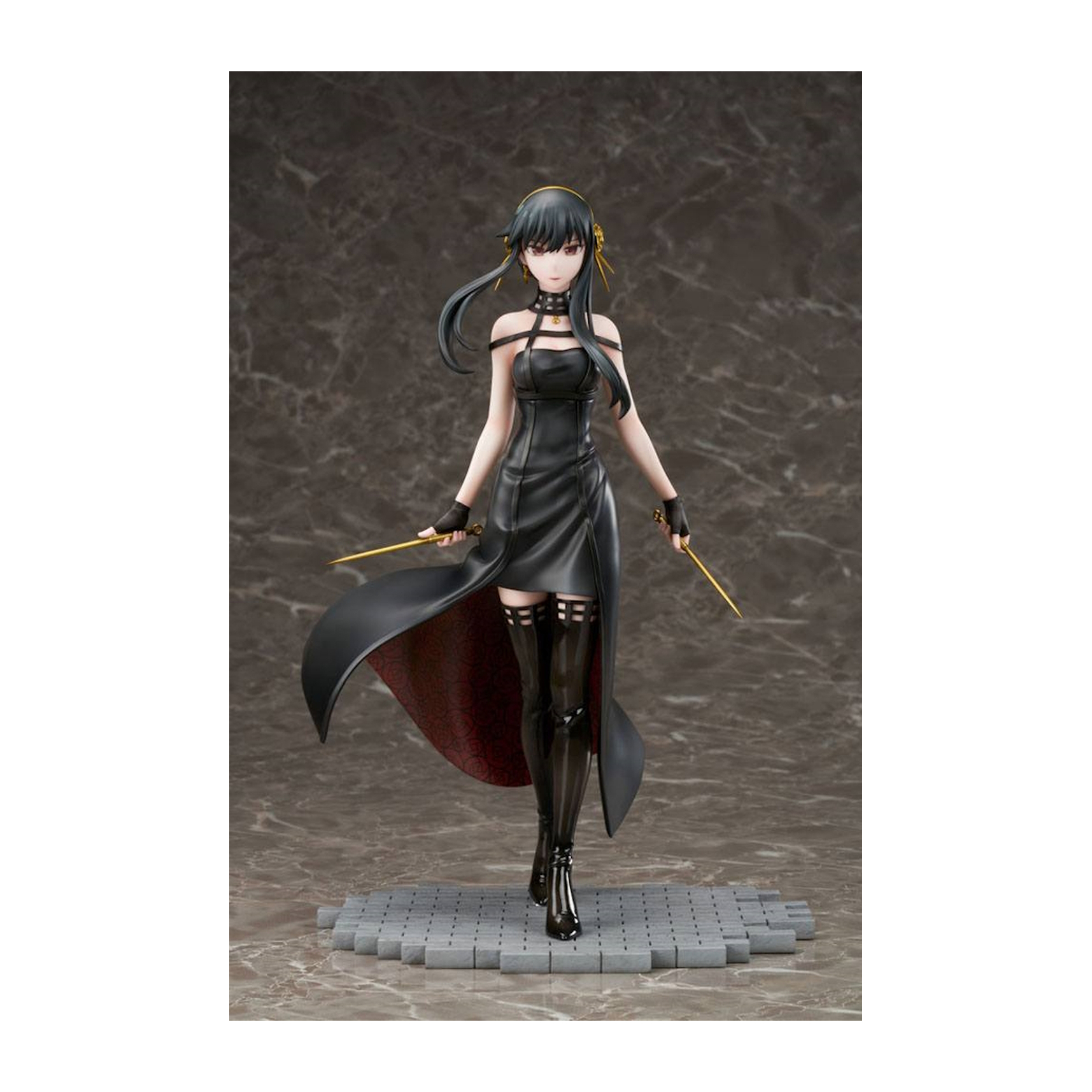 Yor Forger Figur, aus SpyxFamily, in einem schwarzen Kleid, hält zwei goldene Dolche.