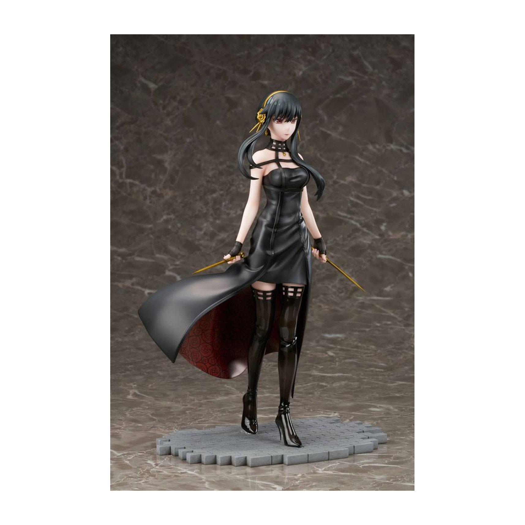 Anime Figur von Yor Forger in schwarzem Kleid, hält zwei goldene Messer, auf einem Ständer.