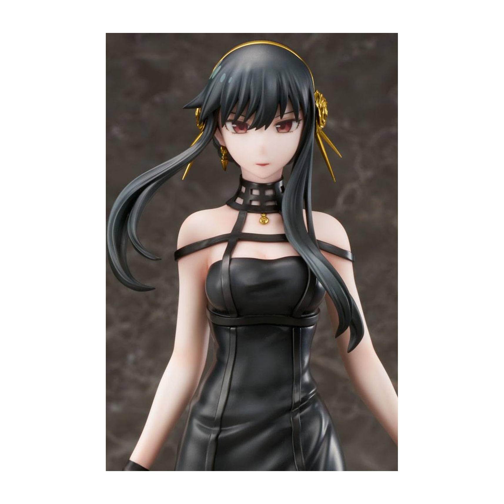 Eine weibliche Anime-Figur, schwarzes Kleid, langes schwarzes Haar, goldene Accessoires.