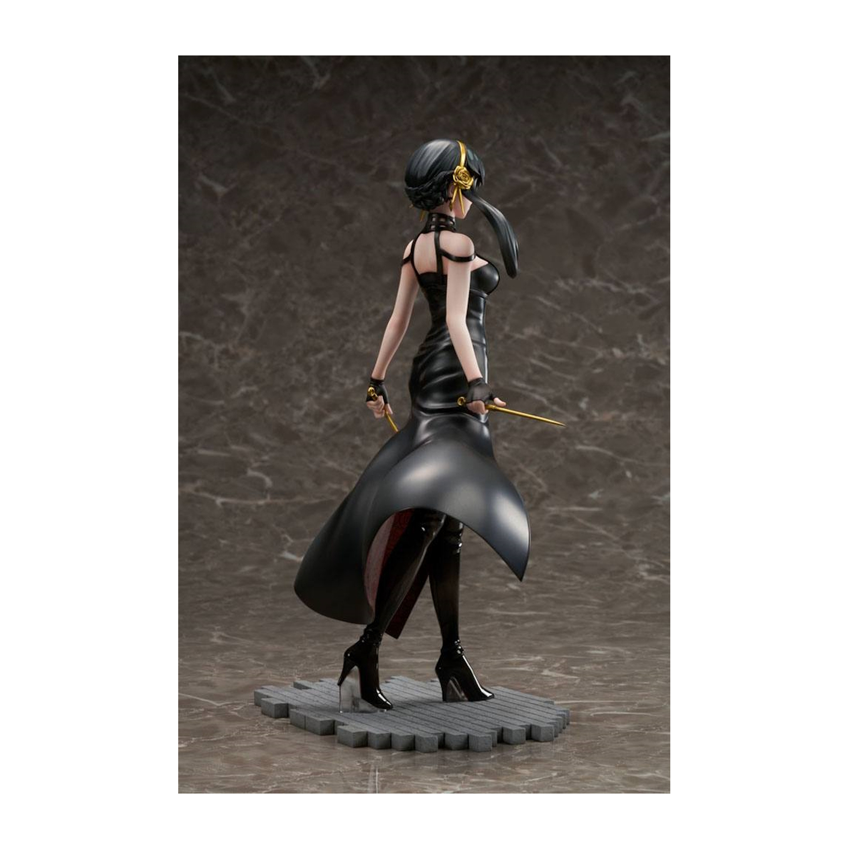 Anime-Figur, Frau in schwarzem Kleid, Absätzen, hält eine Waffe. Dunkles Haar, goldenes Haar-Accessoire, auf grauem Sockel.