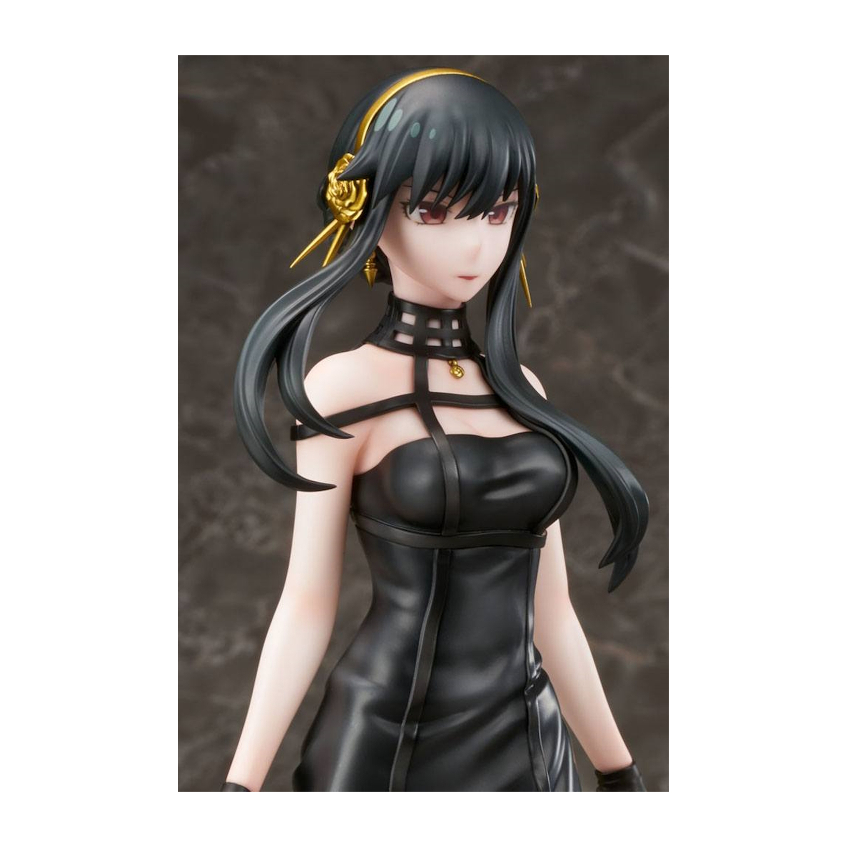 Anime-Figur einer Frau mit langen schwarzen Haaren und einem schwarzen Kleid. Goldene Akzente. Dunkler Hintergrund.
