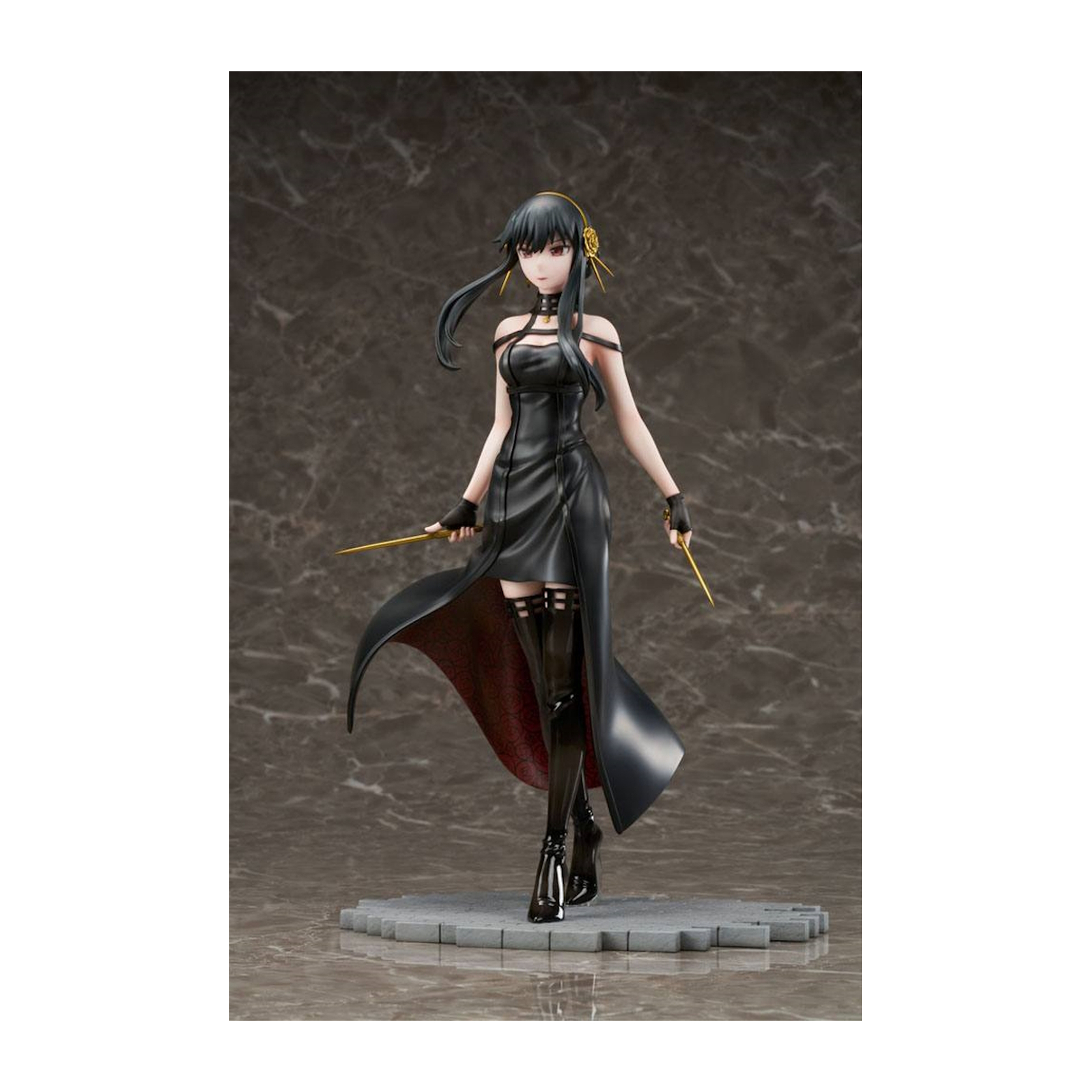 Anime-Figur einer Frau in einem schwarzen Kleid. Sie hält zwei goldene Stäbe und hat schwarzes Haar.