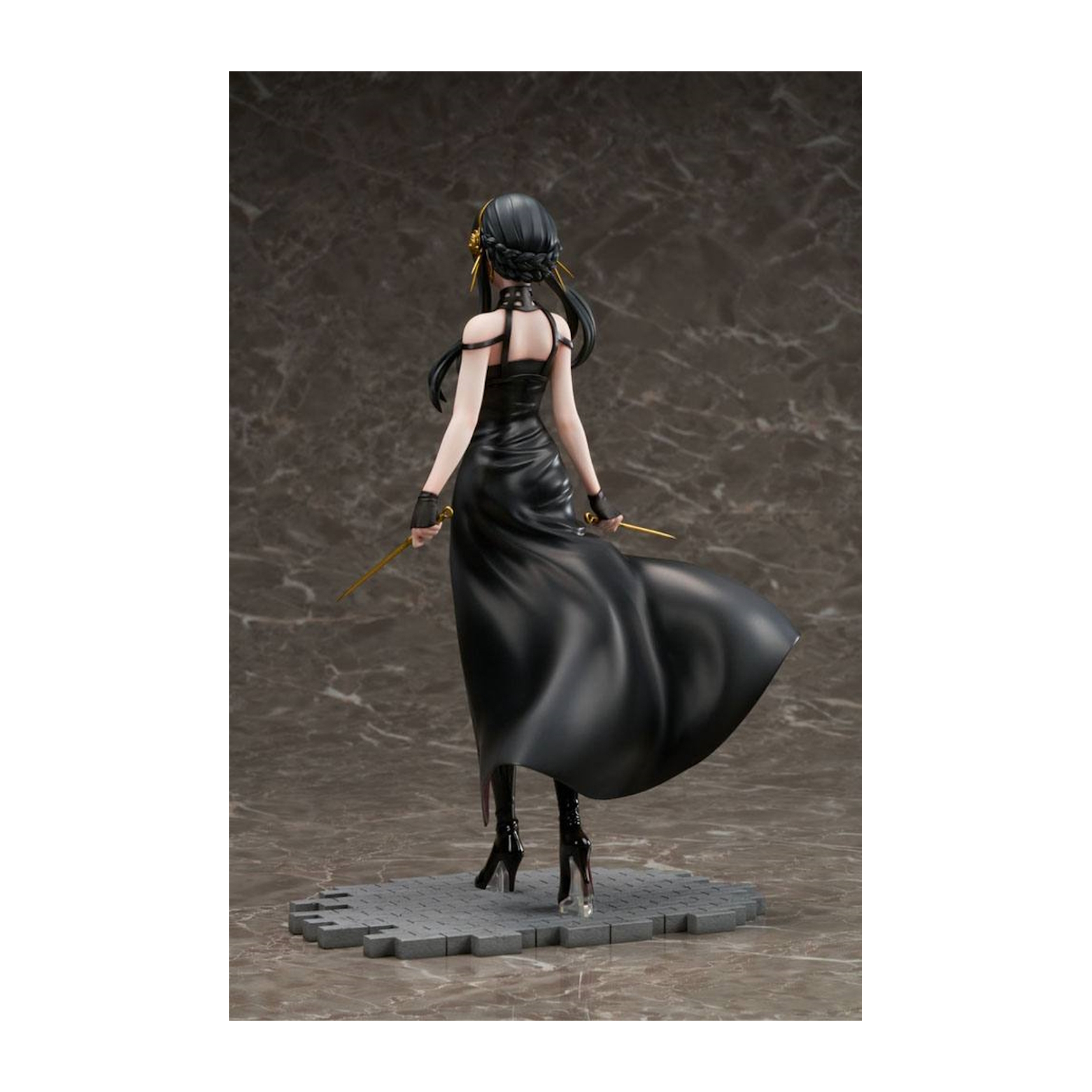Anime-Figur einer Frau in schwarzem Kleid, die Schwerter hält.