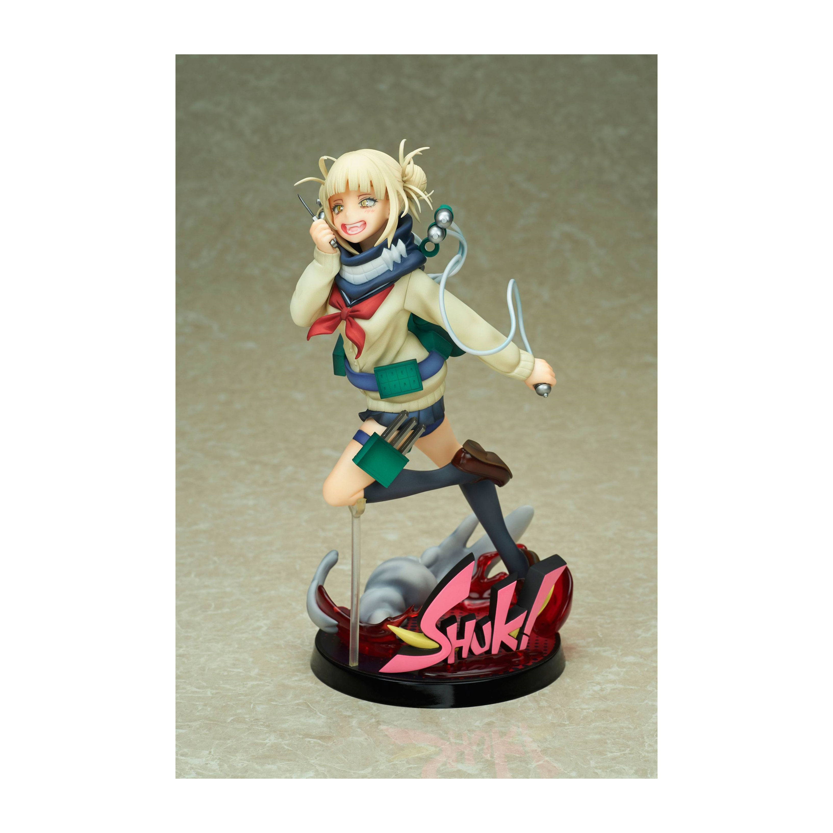Anime-Mädchenfigur in Bewegung, springend. Sie hat blondes Haar und einen roten Sockel. Inklusive Box.