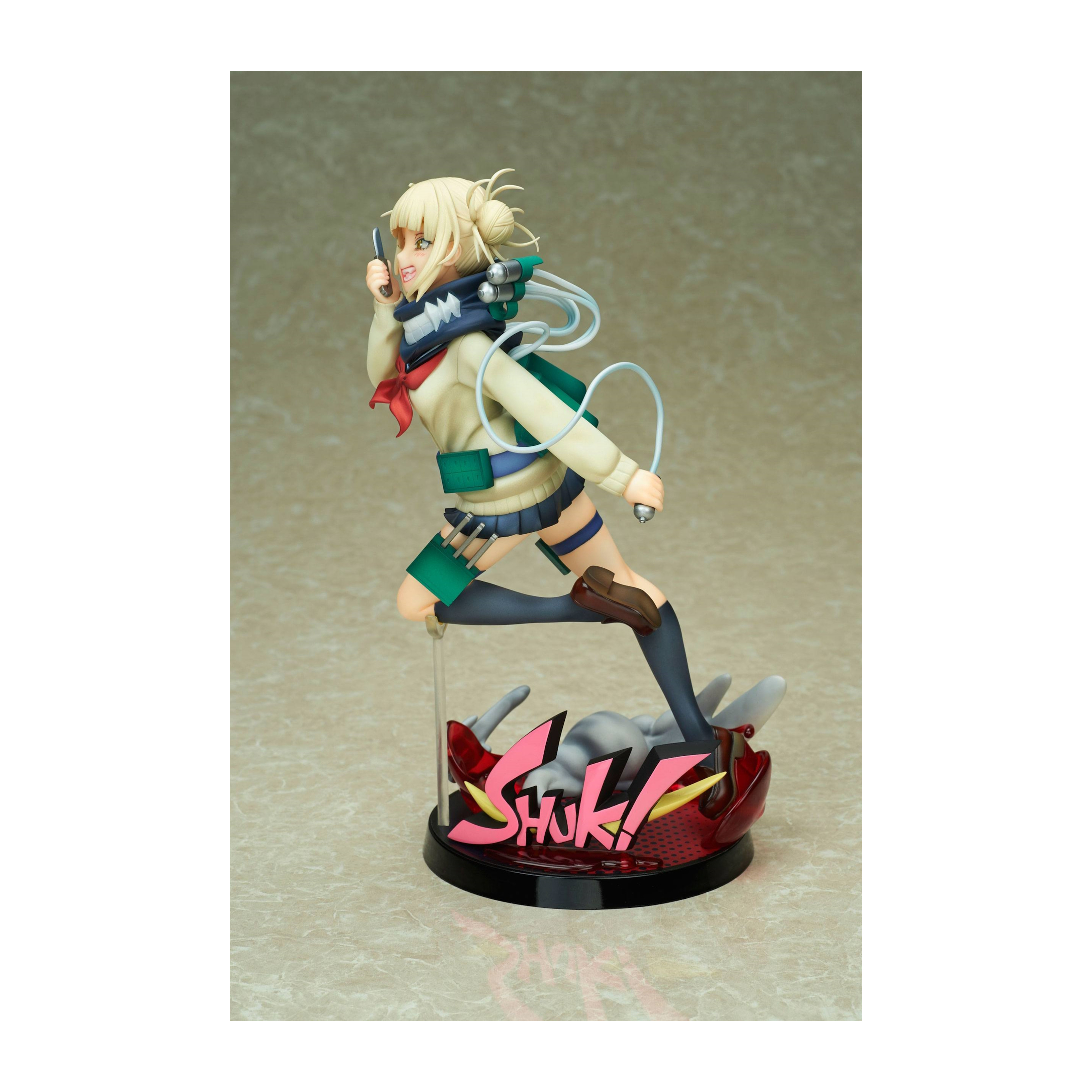 Anime-Figur in Actionpose. Blondes Haar, Schuluniform, hält Waffe, springt über eine Basis mit Text.