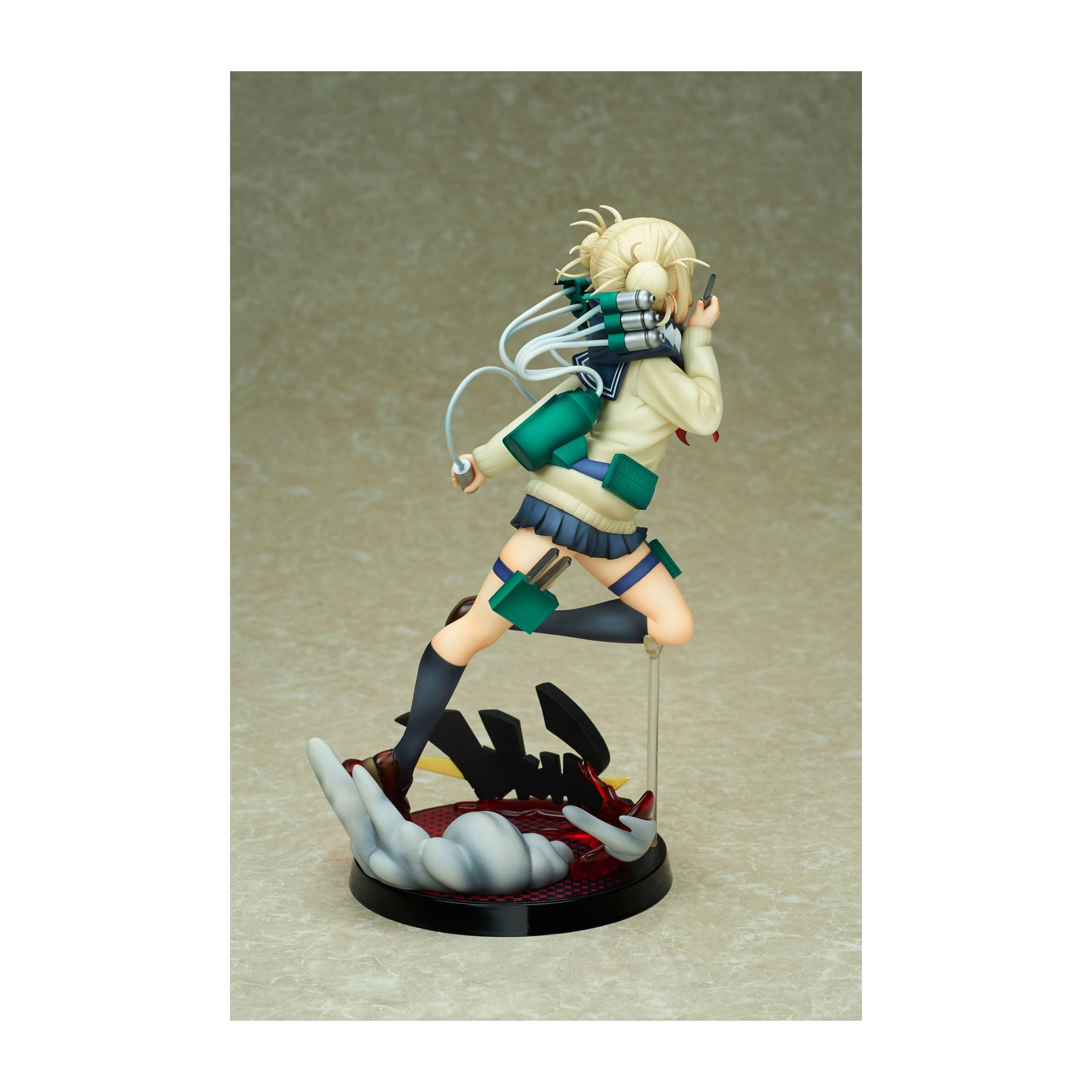 Anime-Figur eines rennenden Mädchens. Sie hat blondes Haar, eine Schuluniform und grüne Ausrüstung.