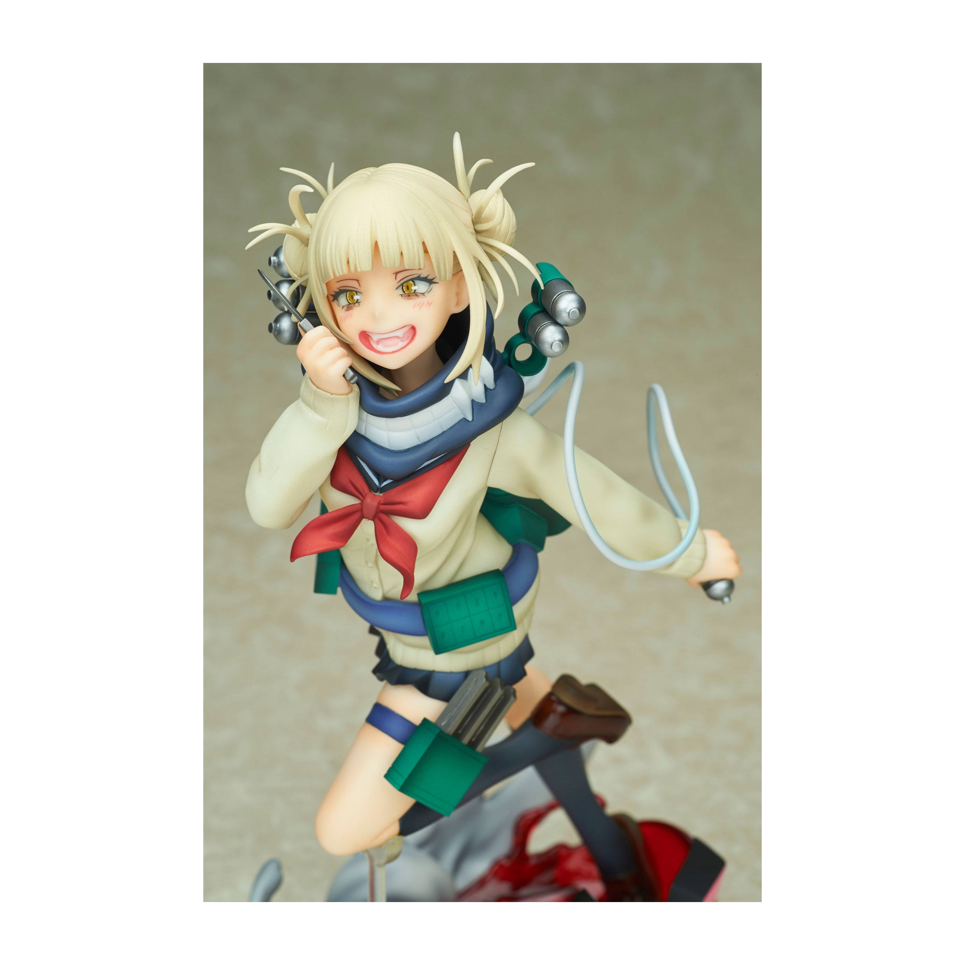 Anime-Figur von Toga Himiko, mit dynamischer Pose und Zubehör, mit detailliertem Hintergrund.
