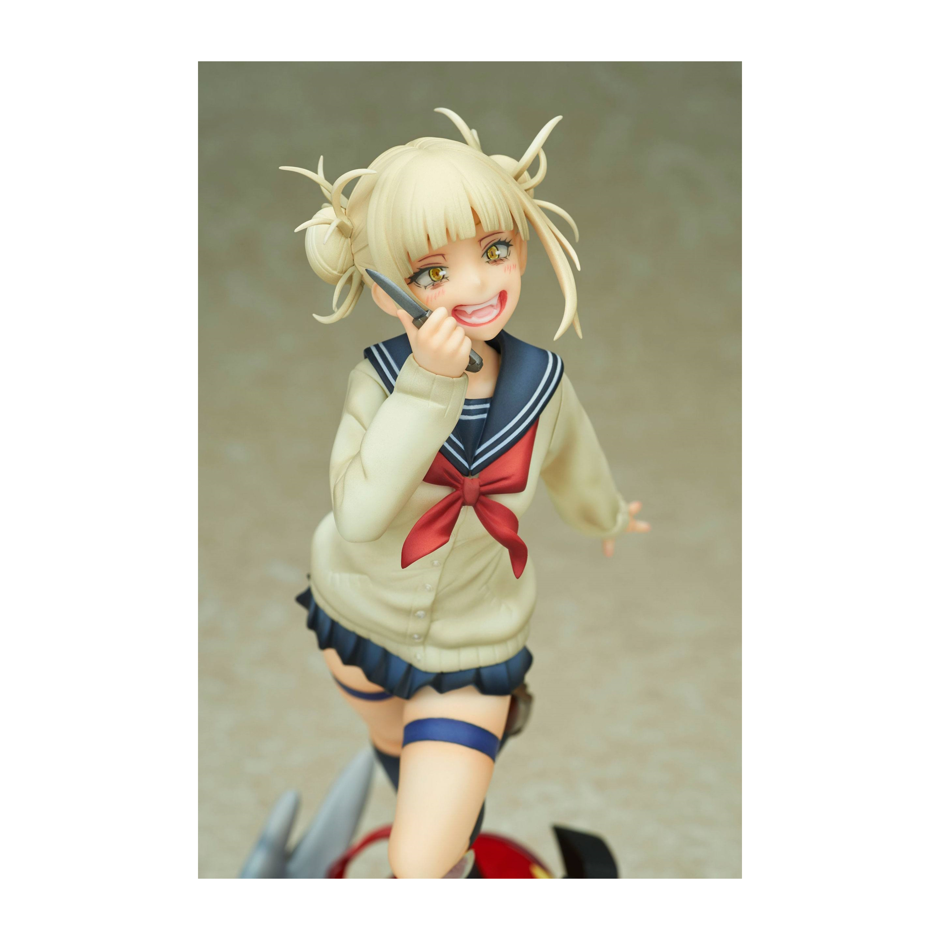 Anime-Figur von Himiko Toga in Schuluniform, hält ein Messer, mit spielerischem Ausdruck.