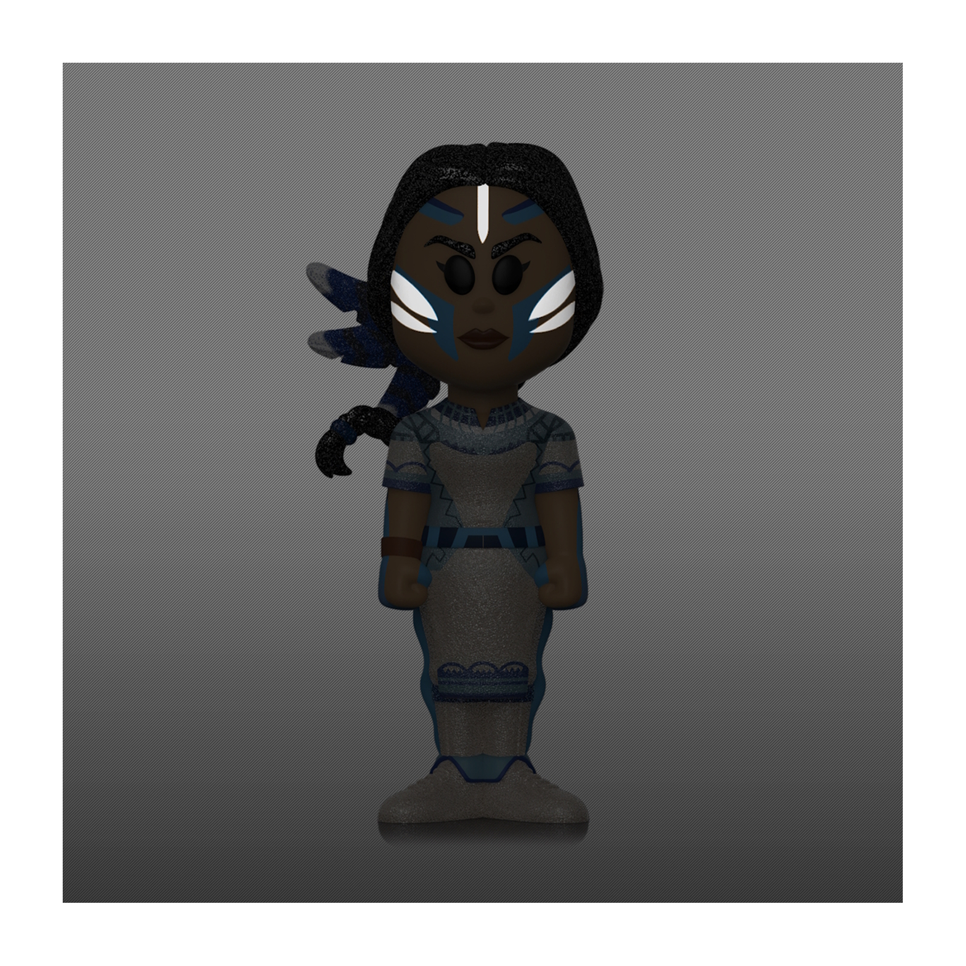 Figur einer Frau mit dunklem Haar, blauem Make-up und einem grauen Kleid. Die Figur leuchtet im Dunkeln.