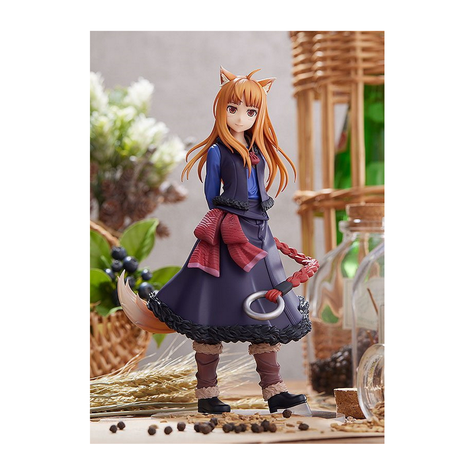 Figur eines Charakters mit Fuchsohren und -schwanz, trägt ein blaues Kleid, hält einen Ring, auf einem Schreibtisch.