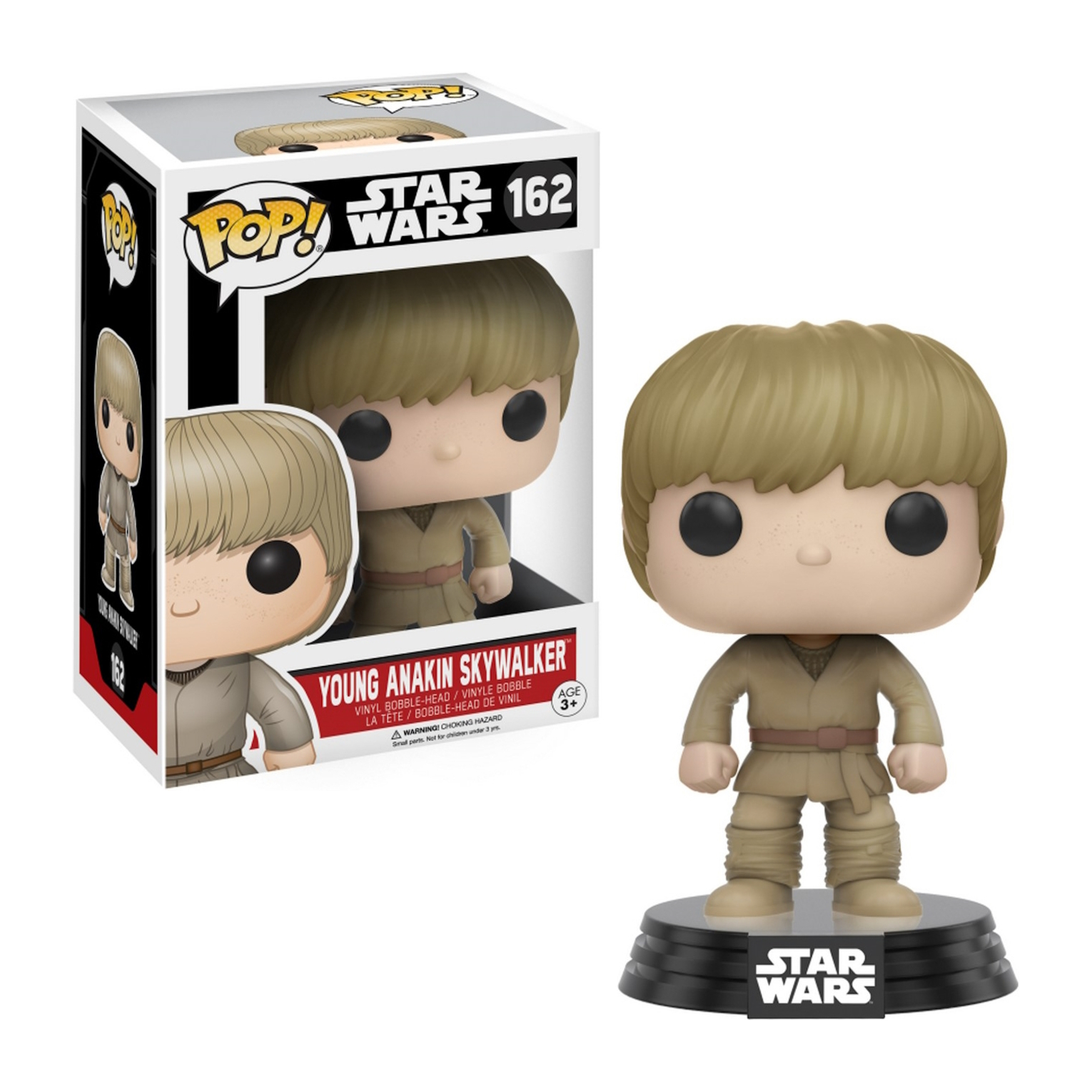 Junge Anakin Skywalker Pop Figur. Er trägt ein braunes Outfit und steht auf einer schwarzen Basis.