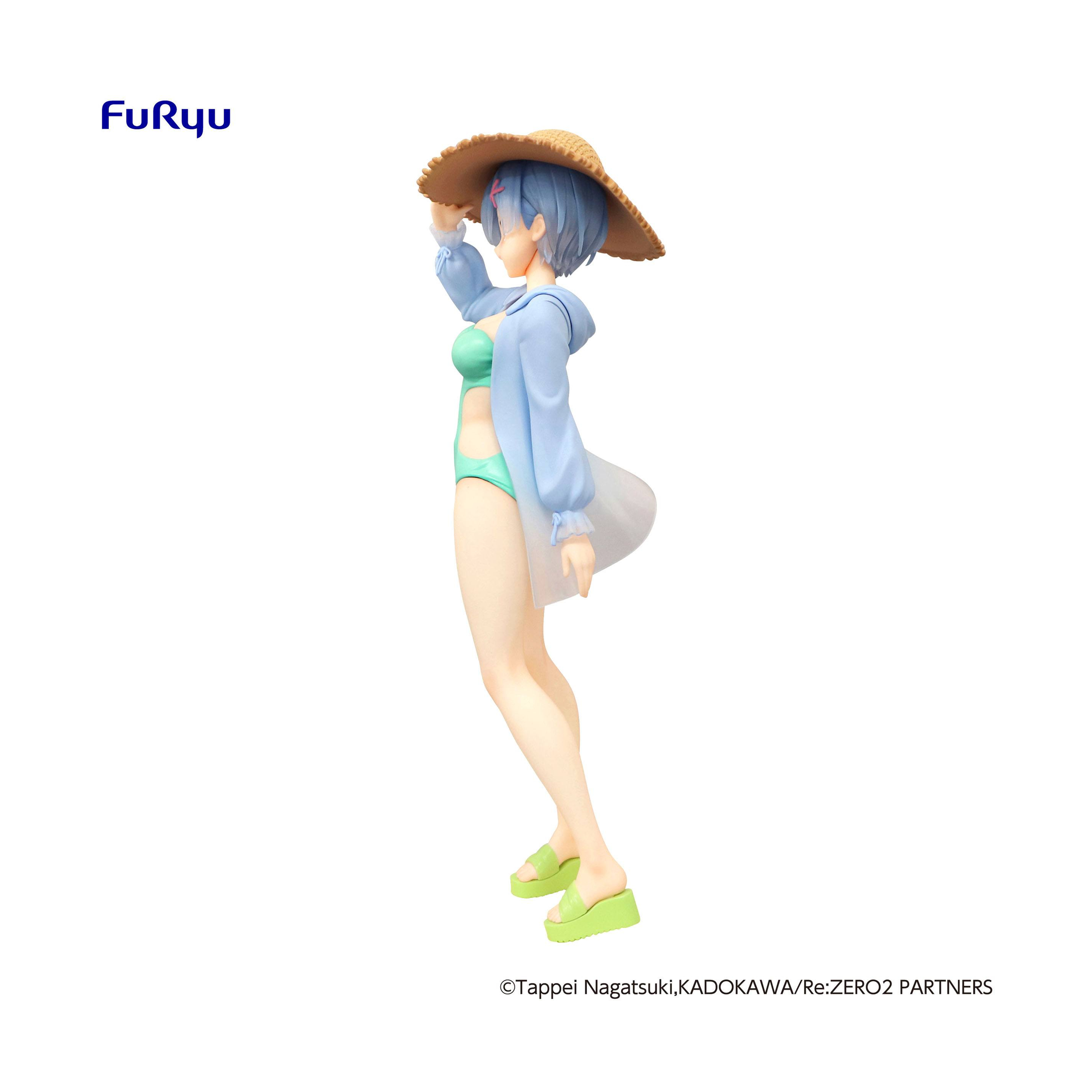 Anime Figur eines Mädchens im Badeanzug. Blaues Oberteil und Hose, Strohhut. Hält einen Schwimmring.