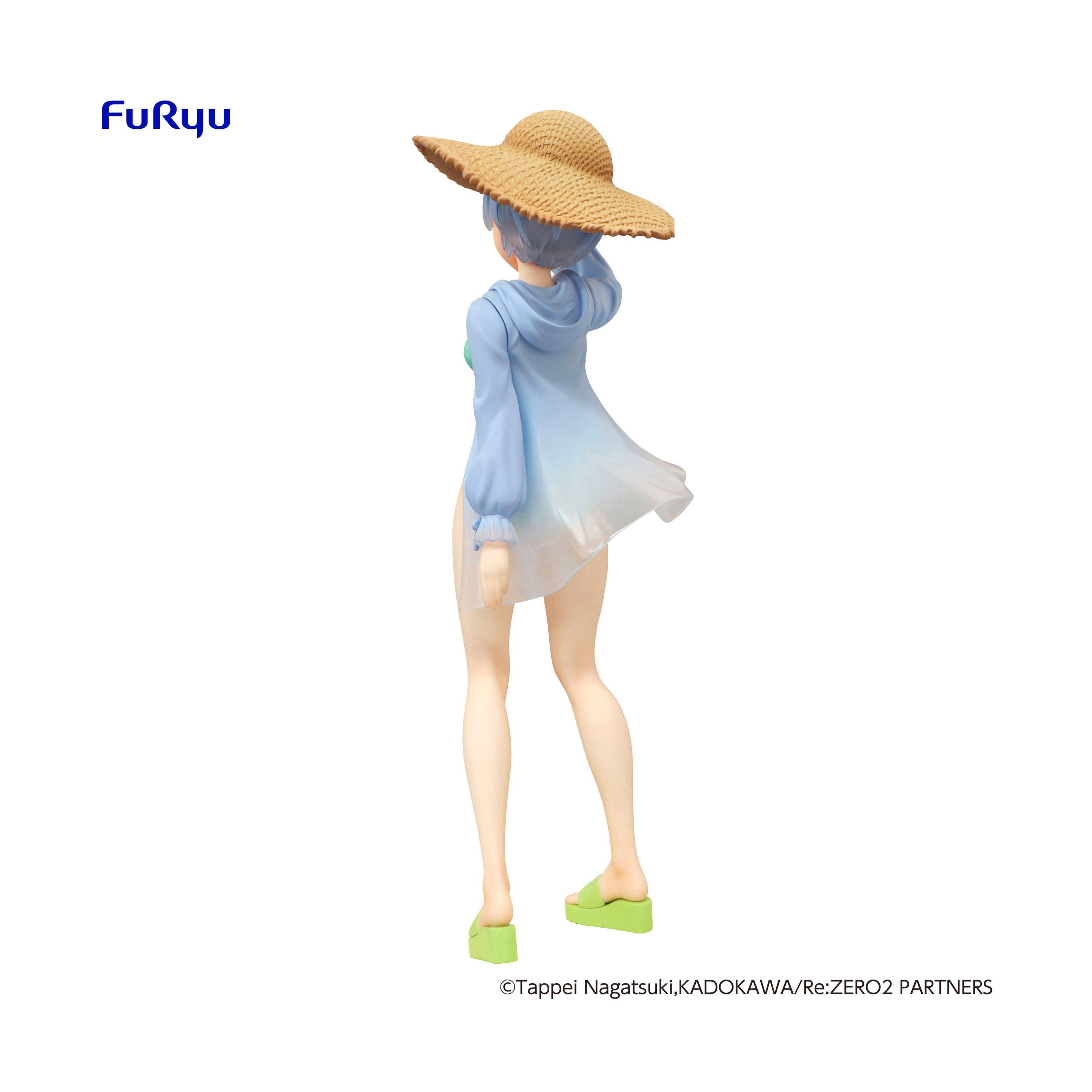 Anime-Figur, Rückansicht. Strohhut, blaues Kleid, grüne Sandalen. Hält Hut.