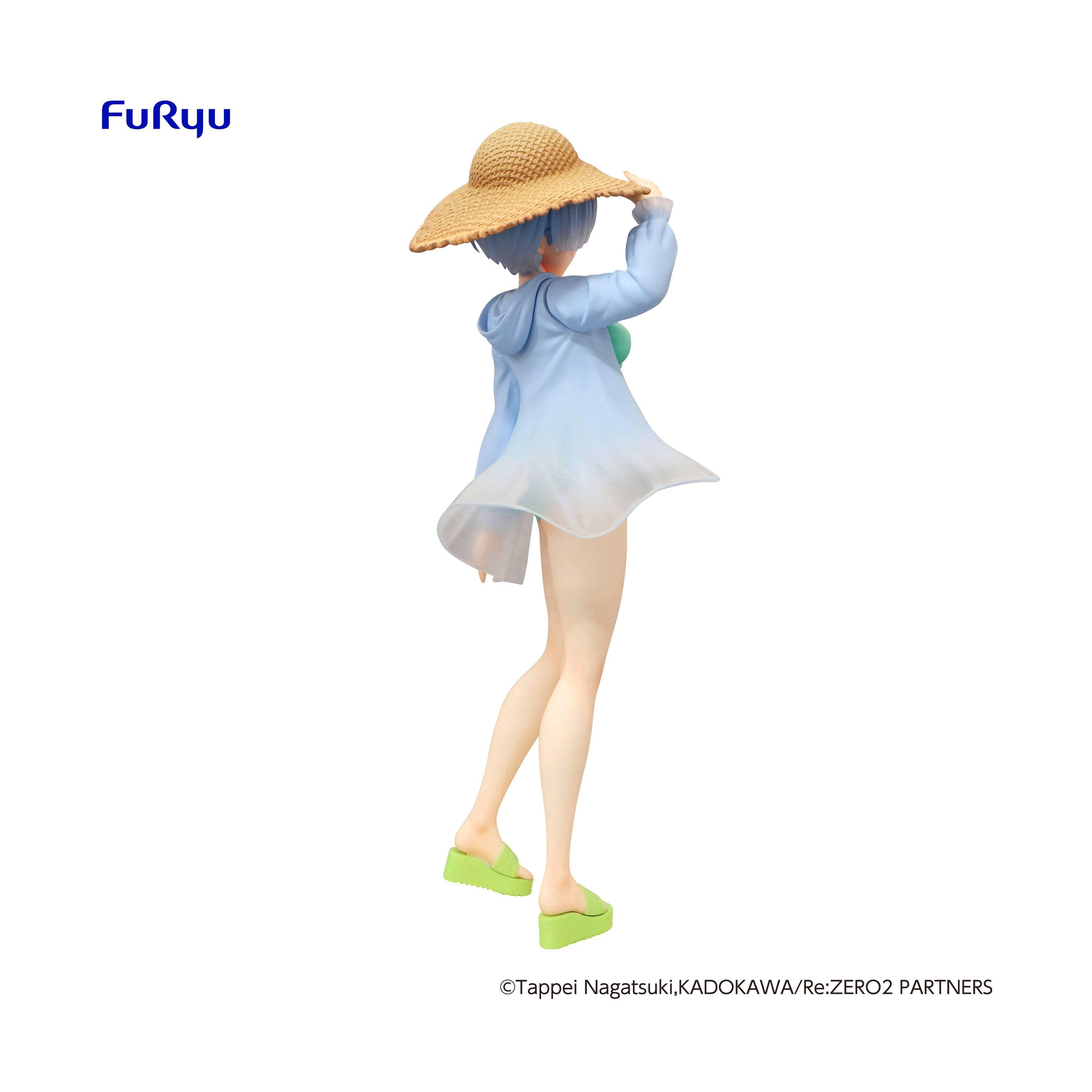 Eine weibliche Anime-Figur in hellblauer Jacke, Strohhut und grünen Sandalen, von hinten gesehen.