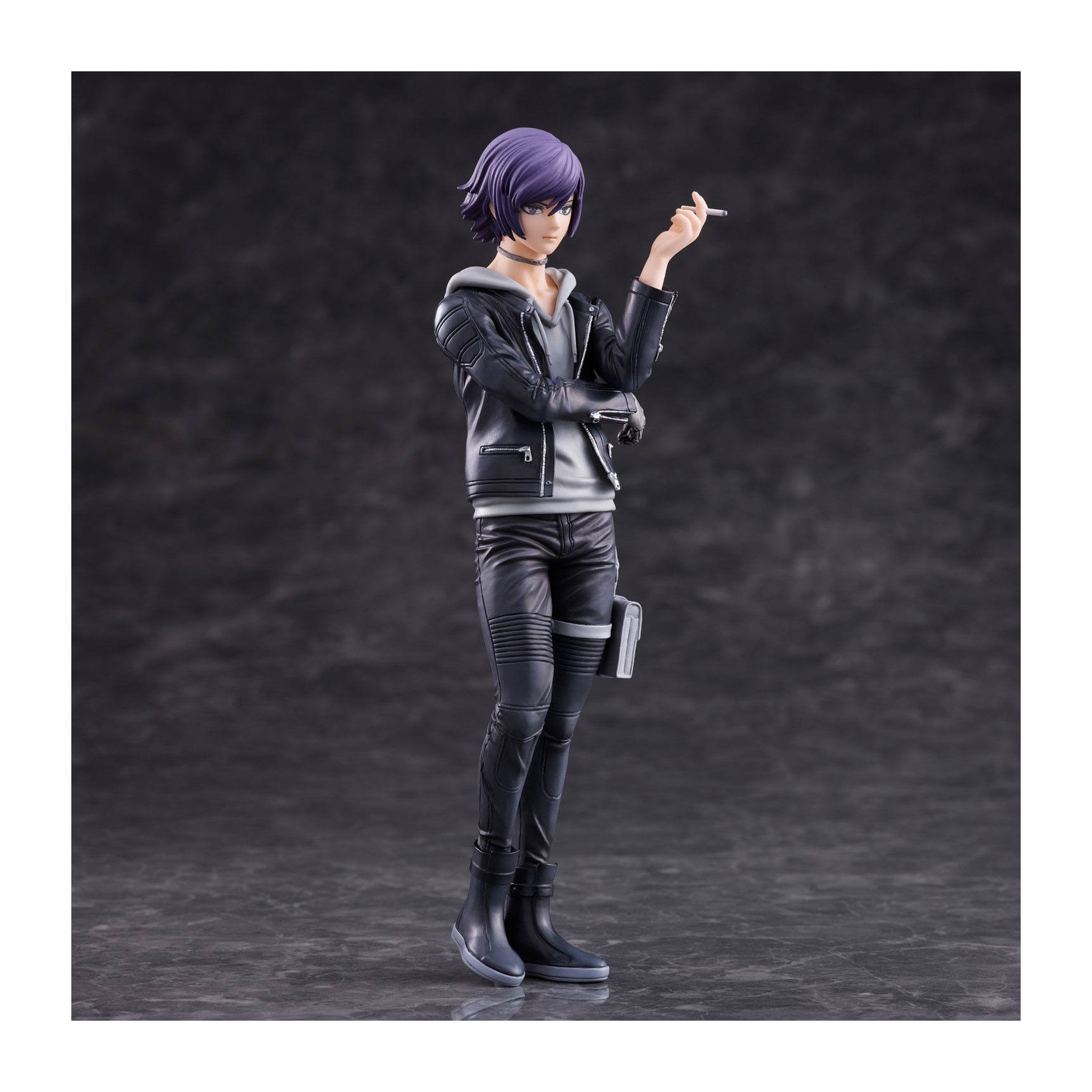 Anime-Figur, lila Haare, schwarze Jacke, Zigarette haltend. Grauer Hintergrund.