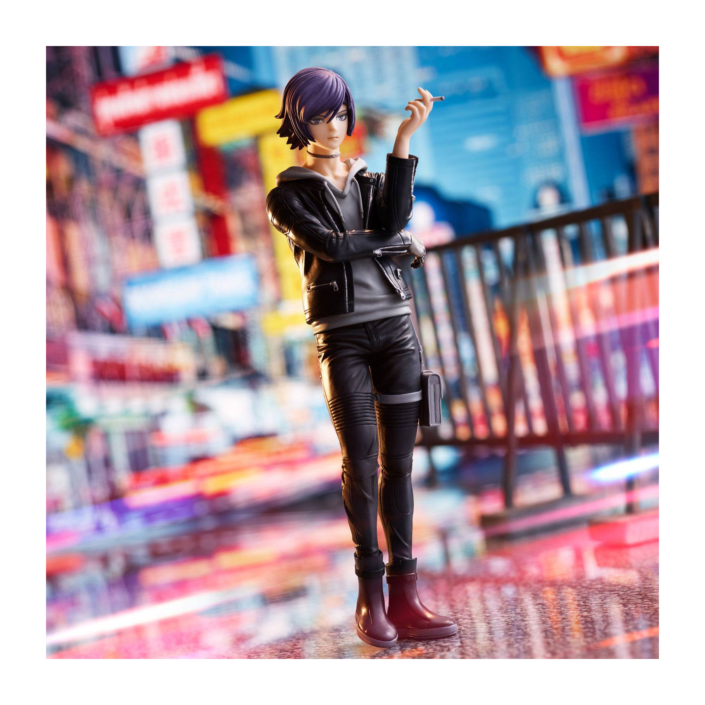 Anime Figur einer Frau in schwarzer Lederjacke, Hose, Zigarette haltend, Stadt Hintergrund.