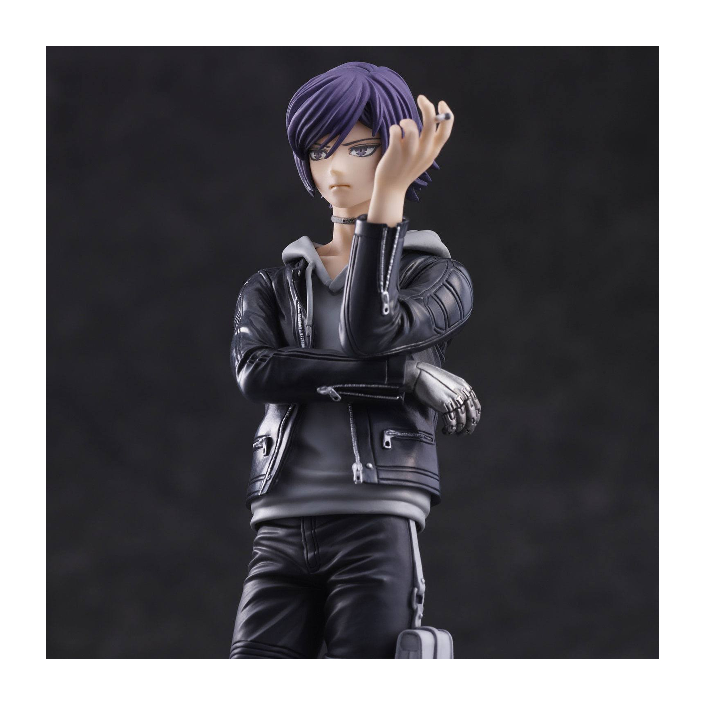Anime-Figur eines Mannes in einer schwarzen Jacke und einem grauen Kapuzenpullover. Dunkler Hintergrund.