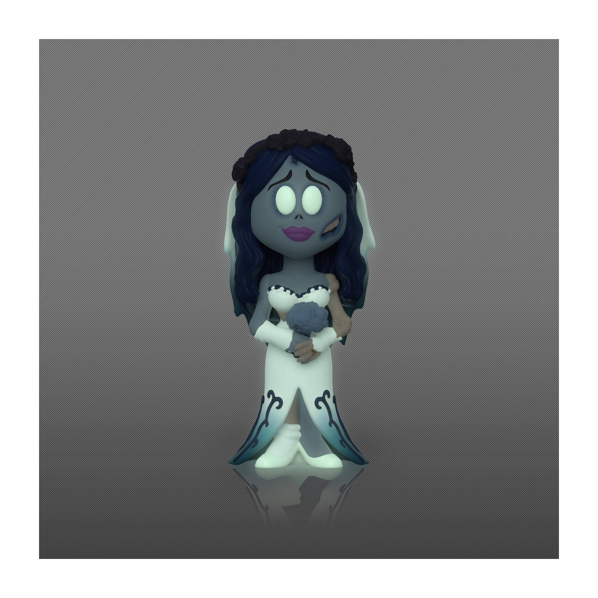 Corpse Bride Figur mit weißem Kleid, Schleier und blauer Haut. Steht auf grauem Hintergrund mit Lichtschein.
