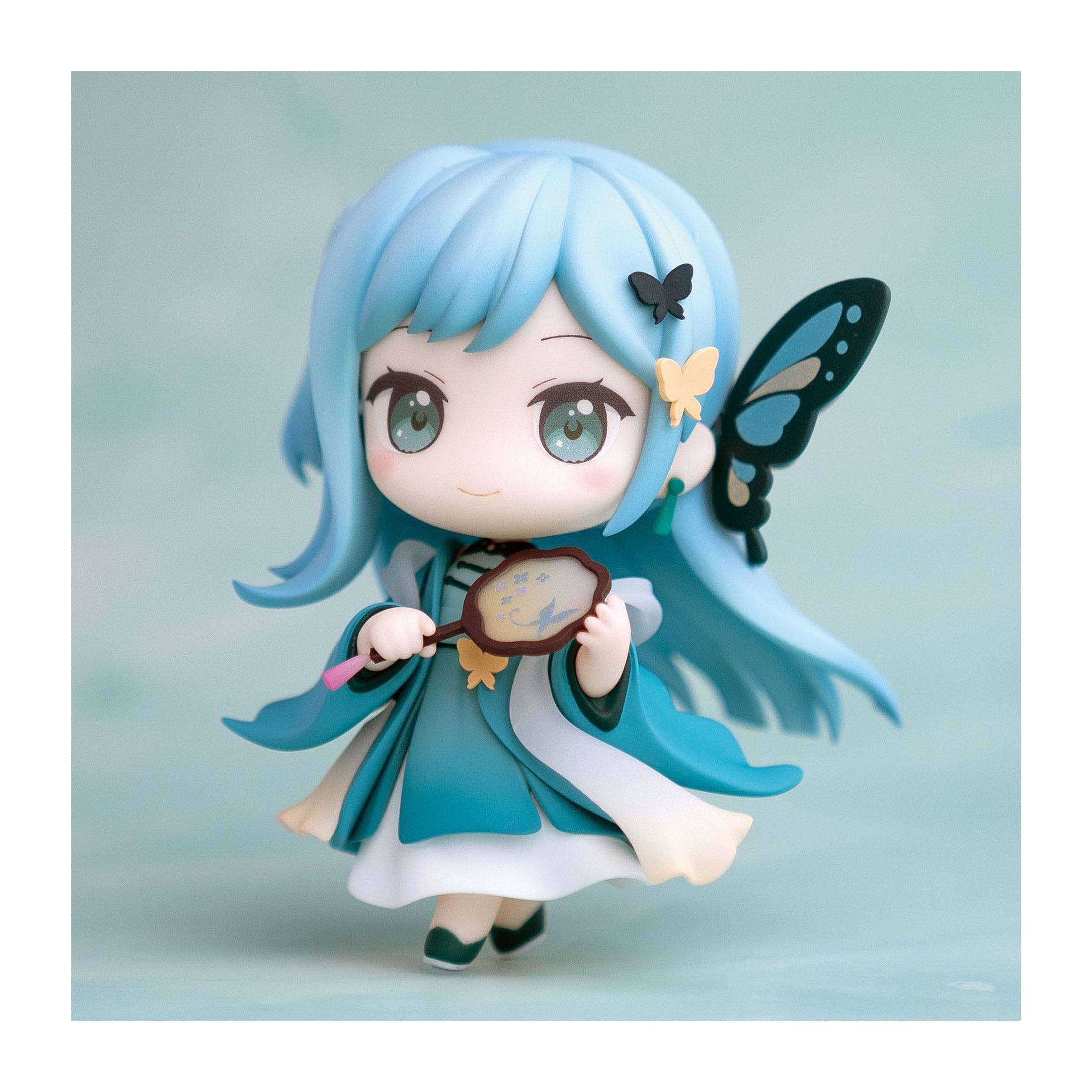 Anime-Figur, blaue Haare, hält Fächer, Schmetterlings-Accessoires.