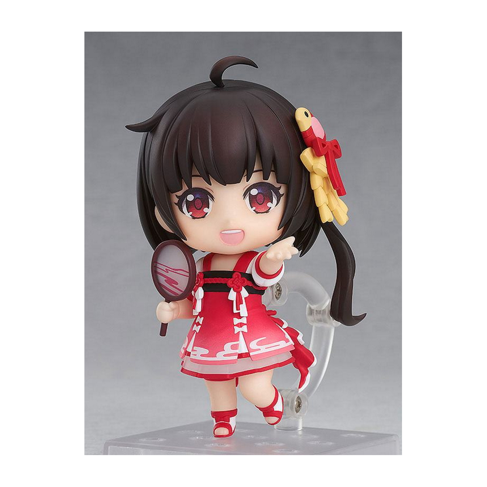 Anime-Figur, rotes Kleid, schwarzes Haar, lächelnd, hält einen Fächer. Weißer Hintergrund.