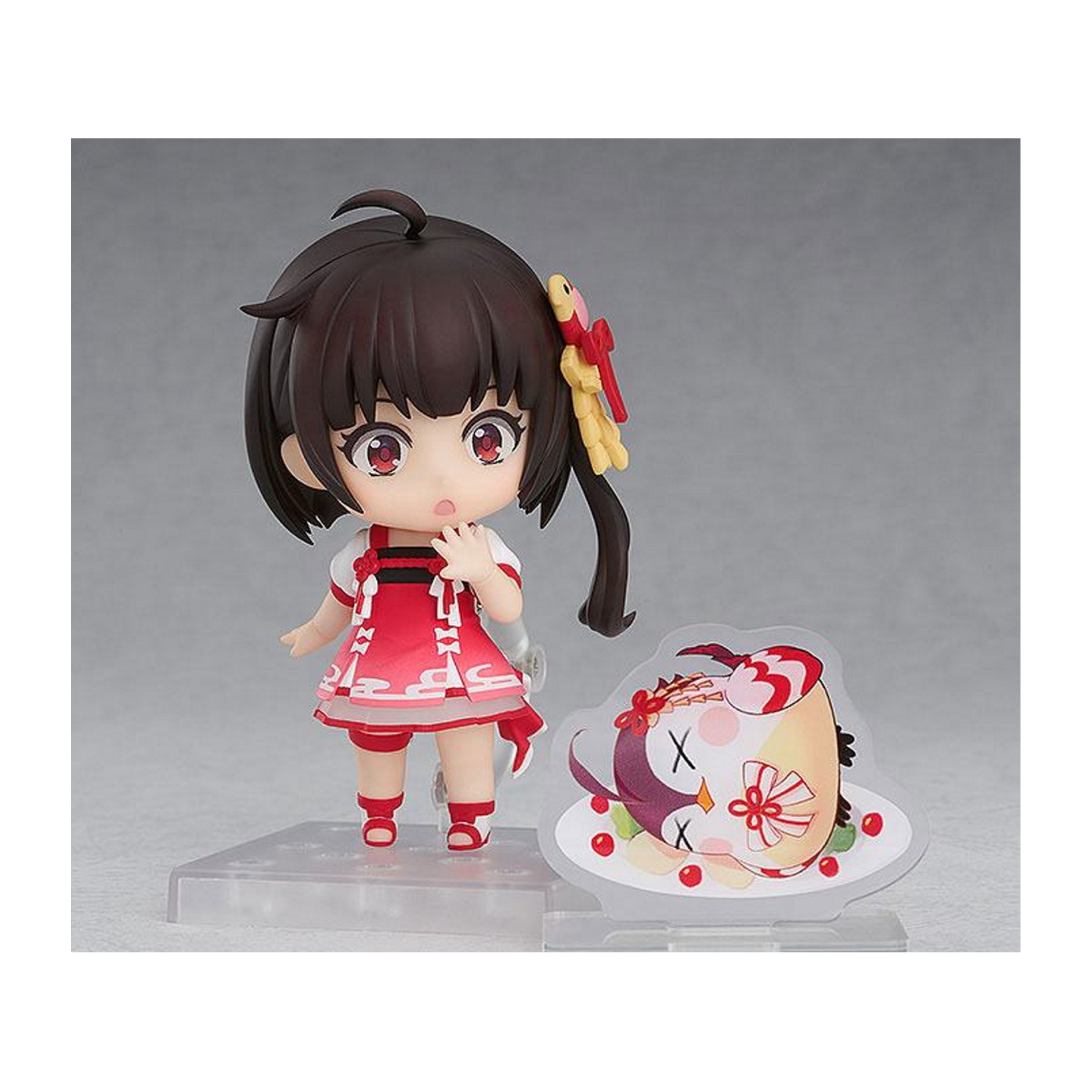 Anime Figur, rotes Kleid, braunes Haar, steht mit einer Chibi Figur. Hintergrund: ein Teller und eine Chibi Figur.
