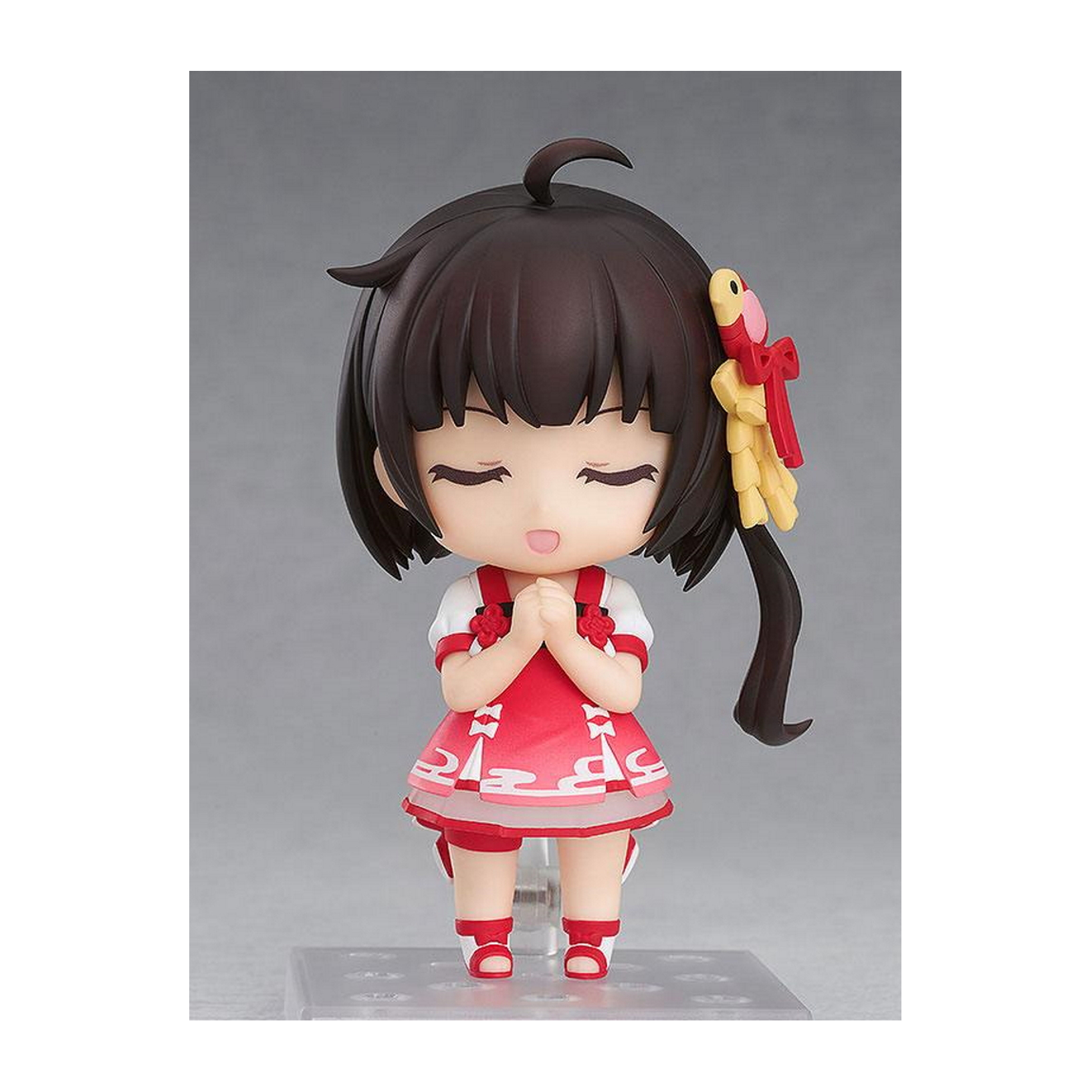 Anime-Figur eines Mädchens in rotem Kleid und Schuhen mit gefalteten Händen. Braune Haare und geschlossene Augen.