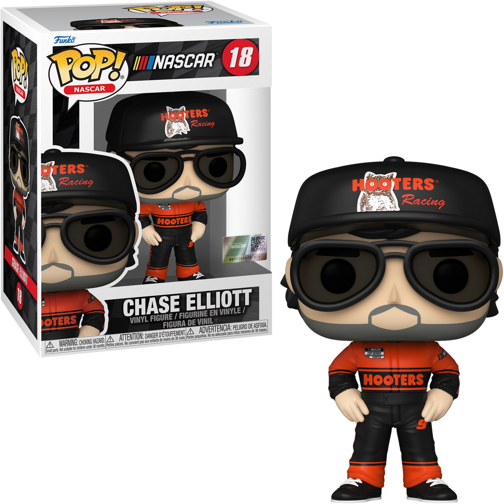 Chase Elliott Figur, in Rennkleidung, mit einer Kappe mit Hooters Racing. Er trägt eine Sonnenbrille.