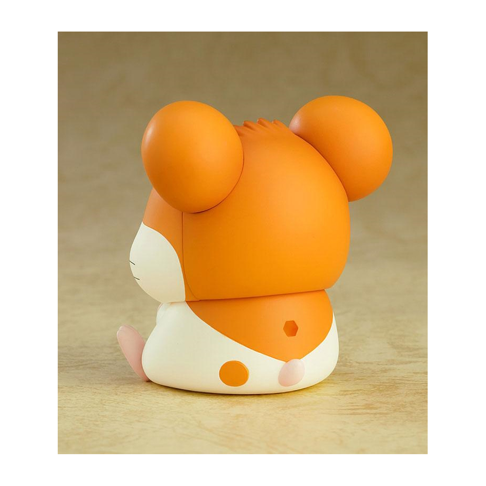 Orange Hamsterfigur. Weißer Bauch, rosa Schwanz und Ohren.