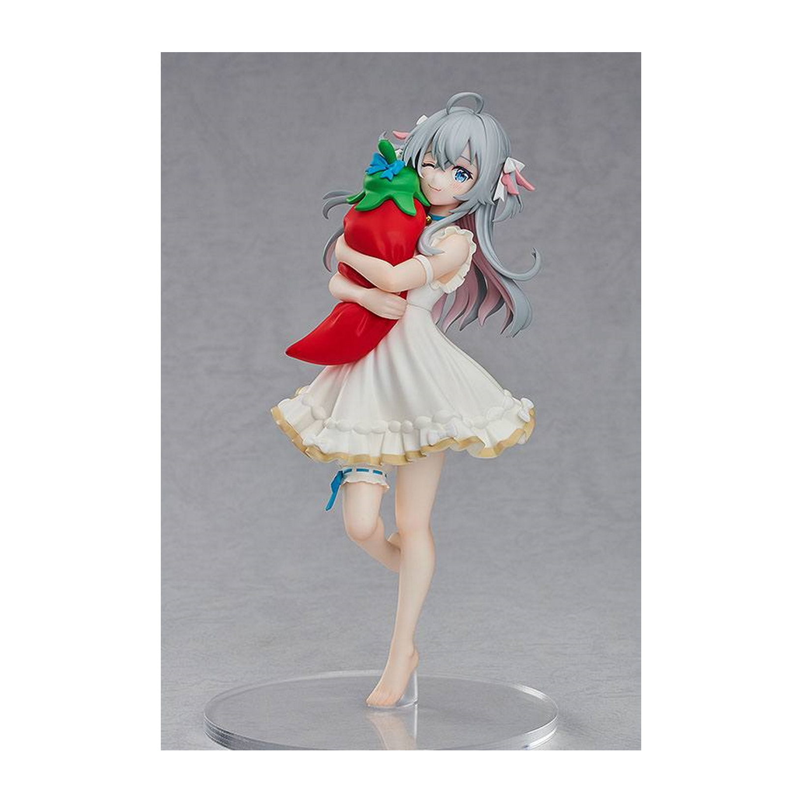 Figura de chica anime abrazando un chile rojo. Viste un vestido blanco con liga y lazo azules.