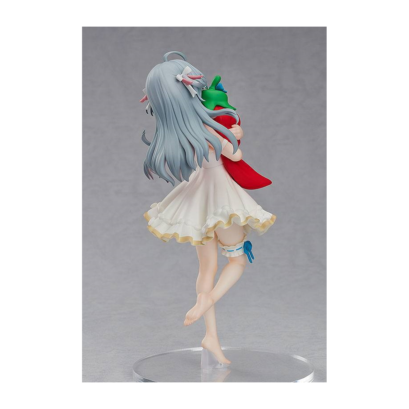 Figura de anime de una niña con vestido blanco sosteniendo un pimiento rojo, fondo claro.