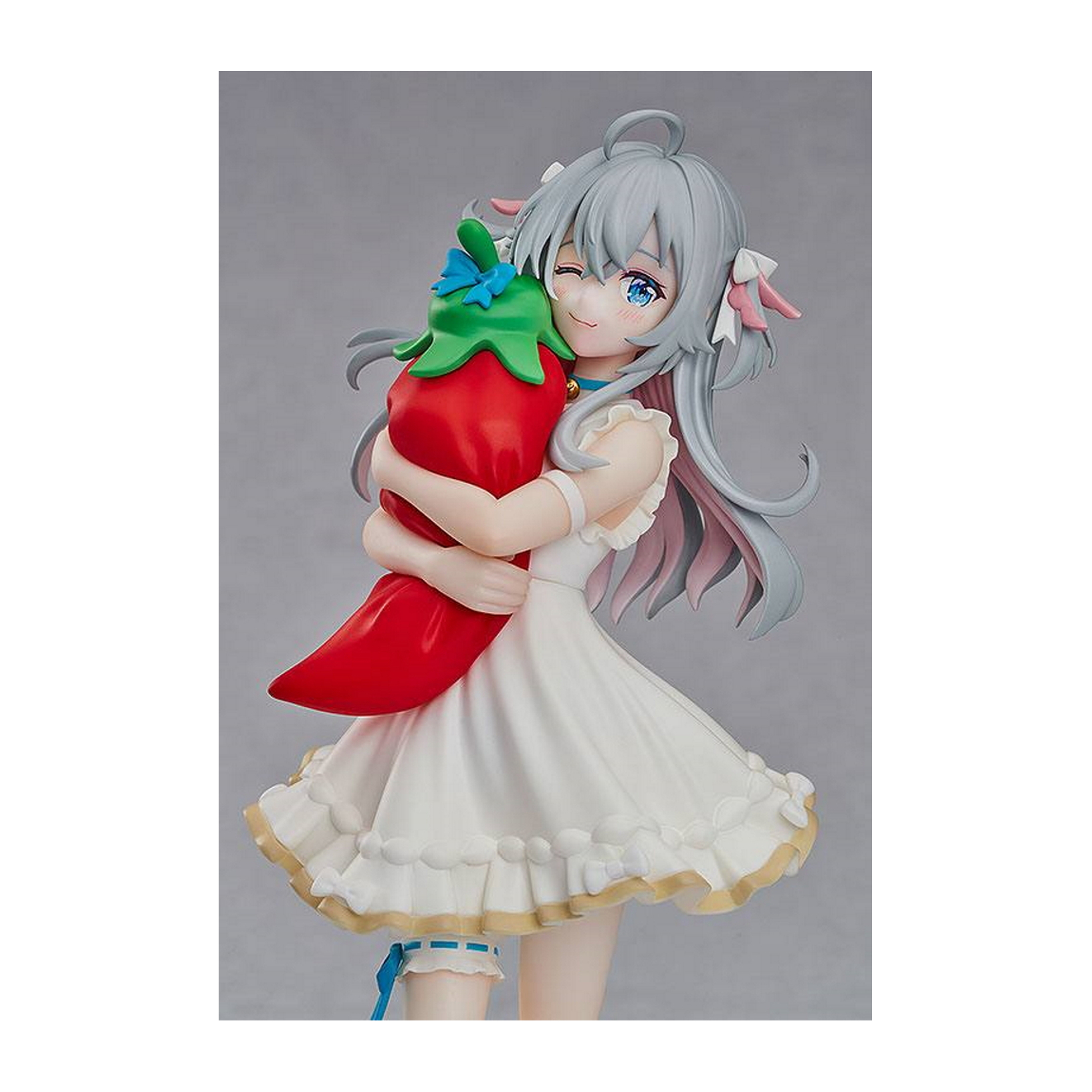 Figura de anime sosteniendo un pimiento rojo. Vestido blanco, pelo largo, sonriendo.