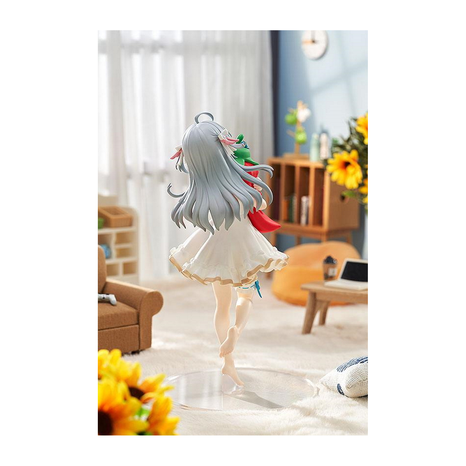 Figura de chica anime con cabello gris, vestido blanco y un dragón verde de juguete, en una habitación.