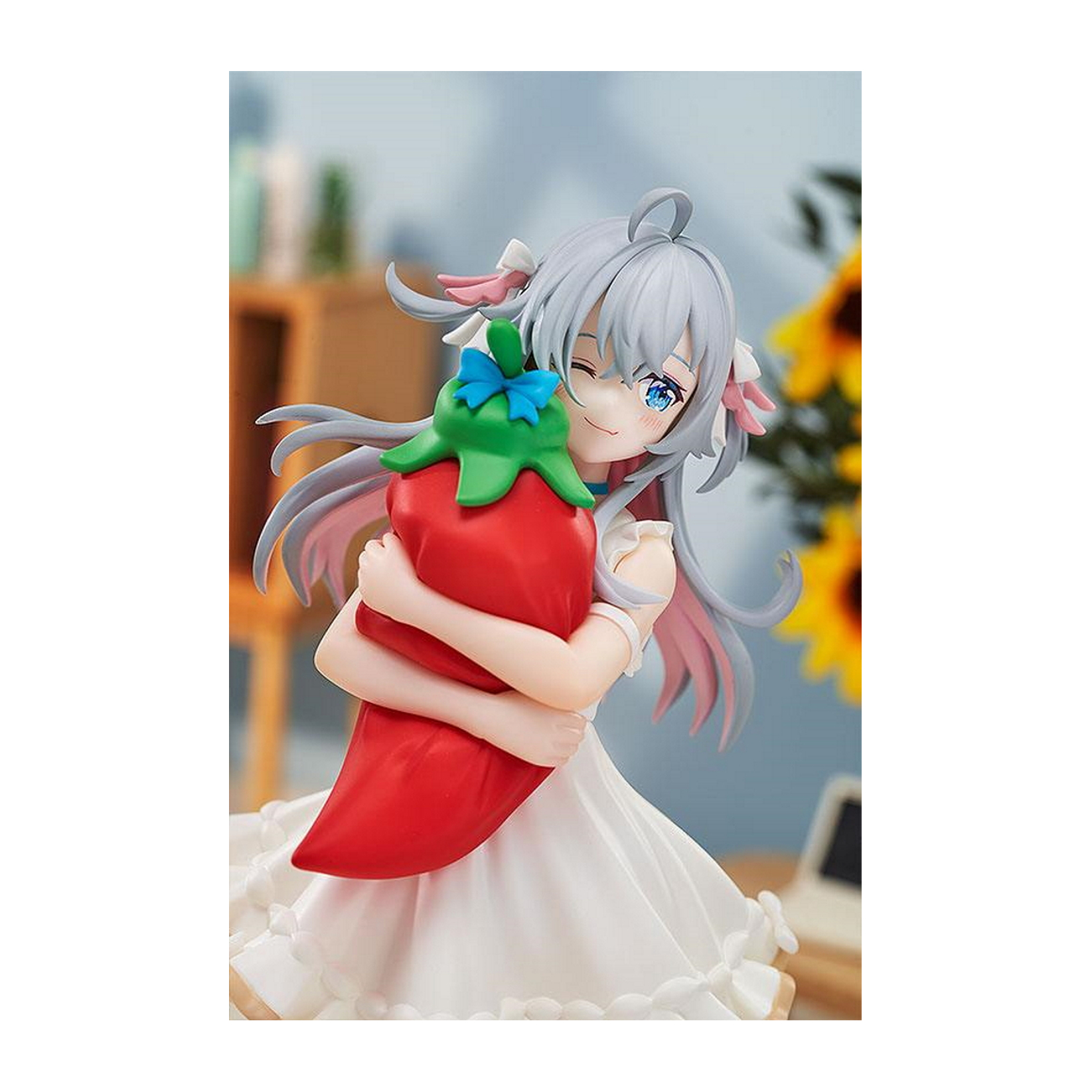 Figura de anime de una chica abrazando un pimiento rojo. Lleva un vestido blanco.