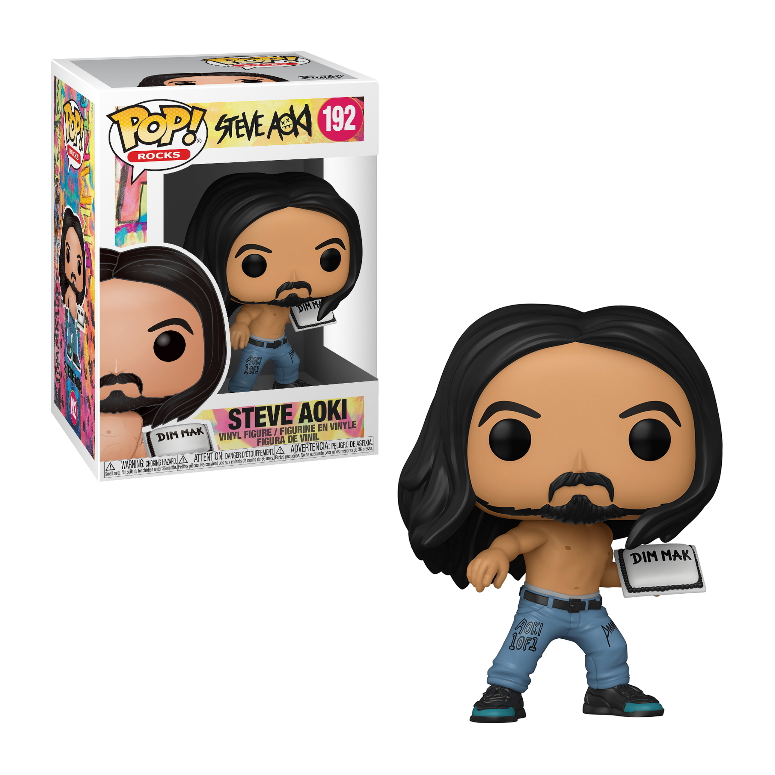 Steve Aoki Figur, oberkörperfrei, hält ein Schild. In Box mit Logo.